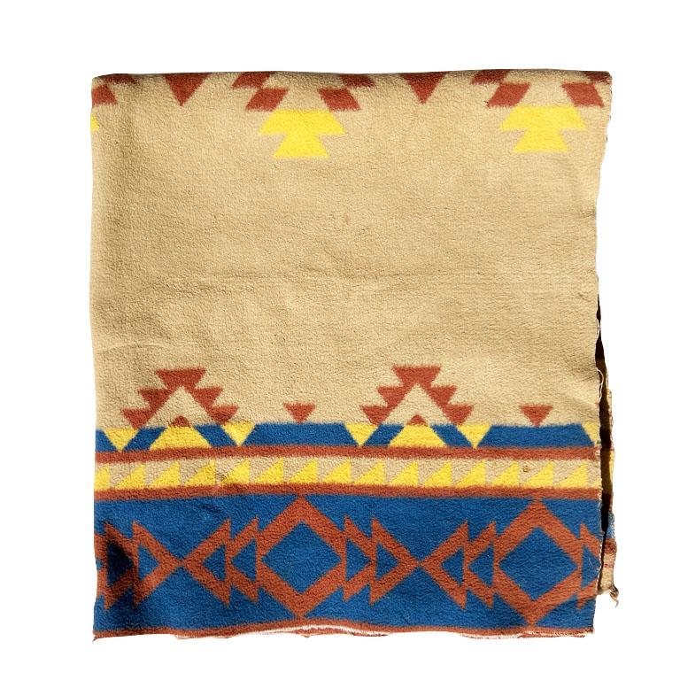Une couverture de selle ancienne imprimée dans le sud-ouest. Cette pièce provient d'une vente immobilière dans le sud du Kansas. Elle était utilisée comme couverture de selle (placée juste sous la selle, entre le cheval et la selle). Elle est faite