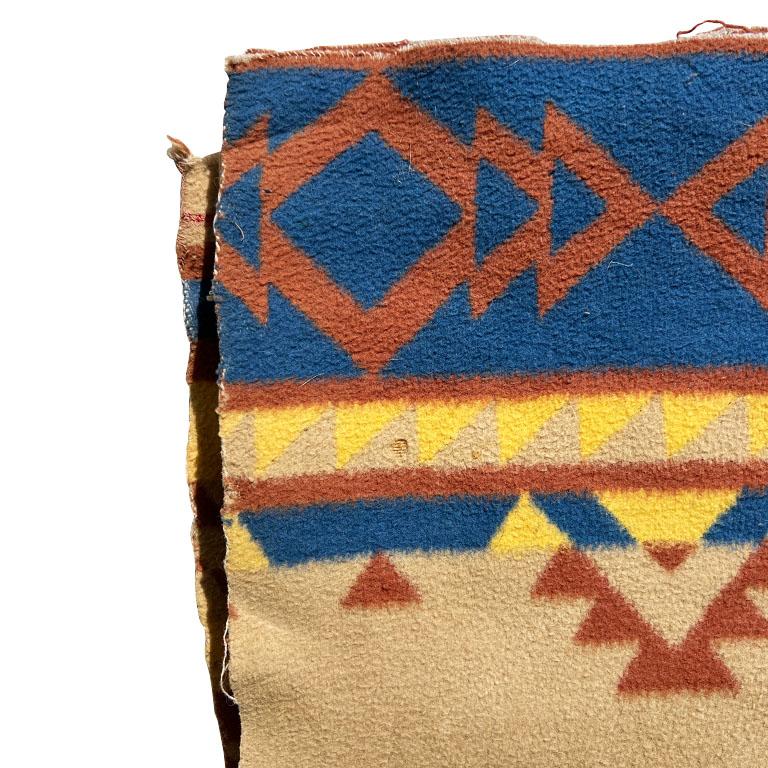 Rustique Ancienne couverture de selle imprimée géométrique du Sud-Ouest en orange, bleu et jaune en vente