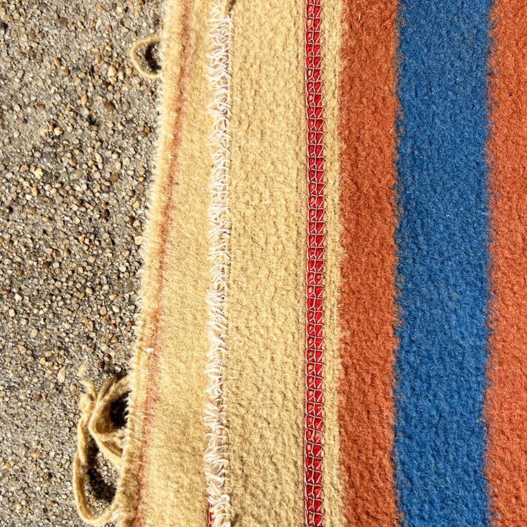Tissu Ancienne couverture de selle imprimée géométrique du Sud-Ouest en orange, bleu et jaune en vente