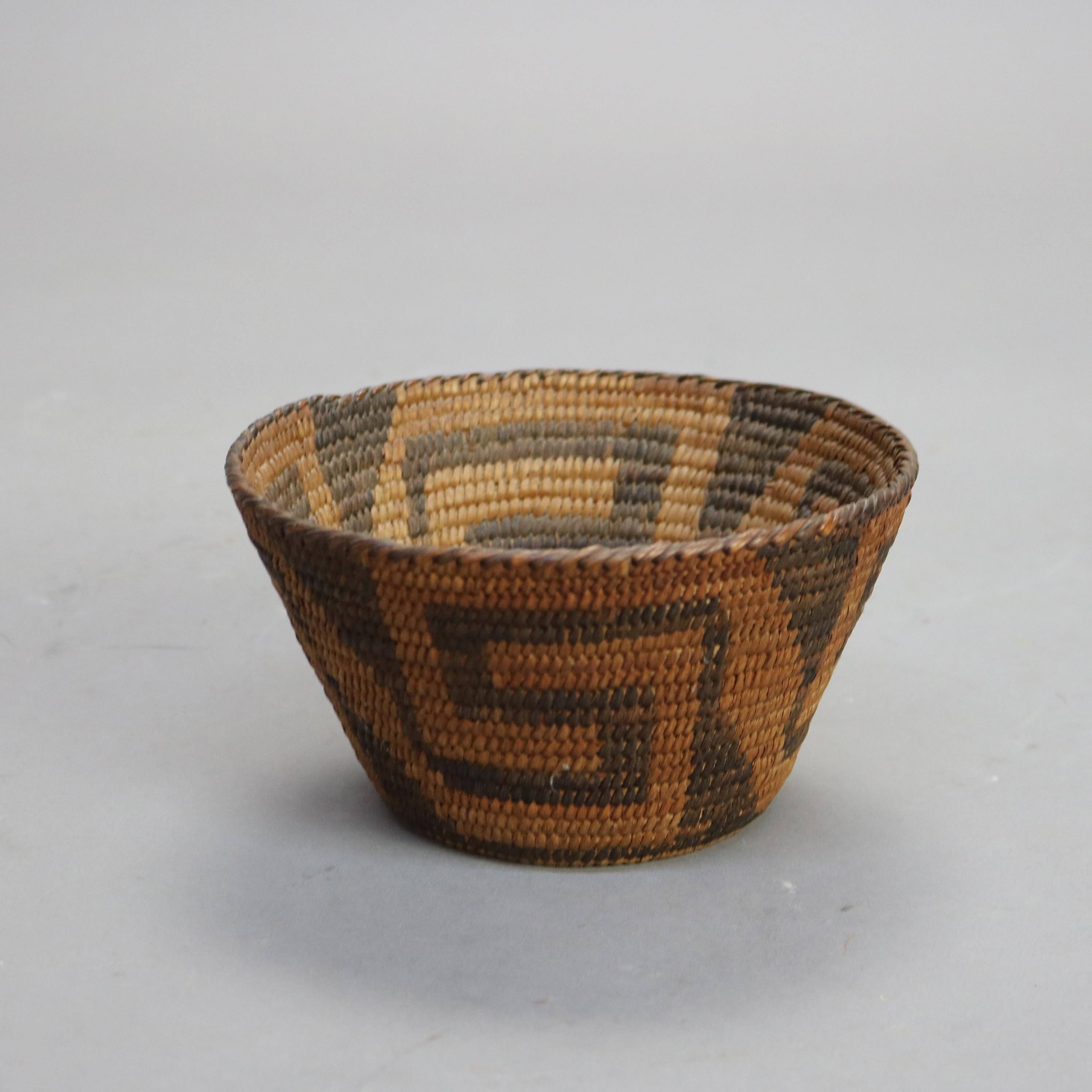 Antique Southwest Native American Indian Navajo Woven Reed Basket C1900 In Good Condition In Big Flats, NY
