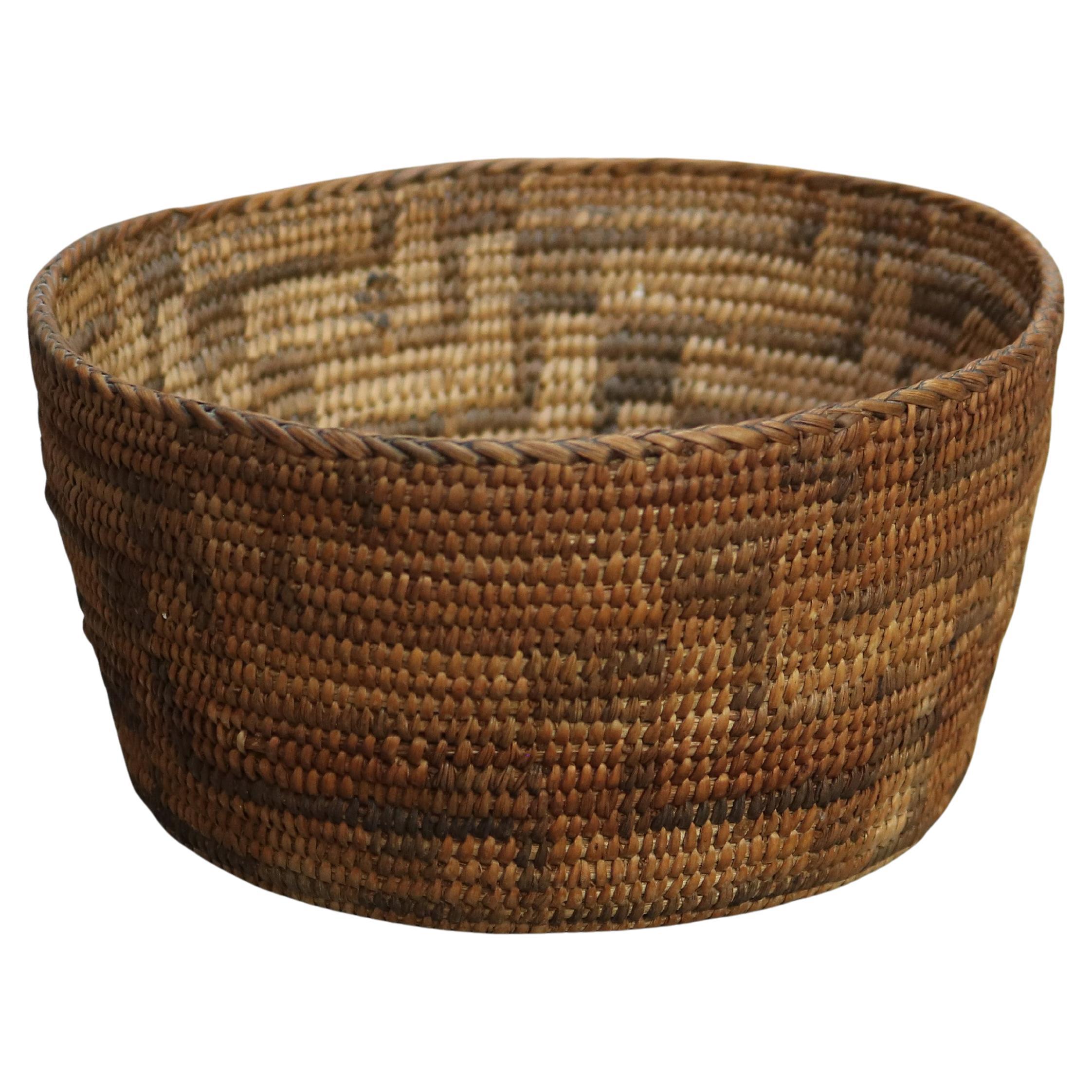 Ancienne corbeille en roseau tissée du sud-ouest de l'Amérique du Nord Navajo C1900