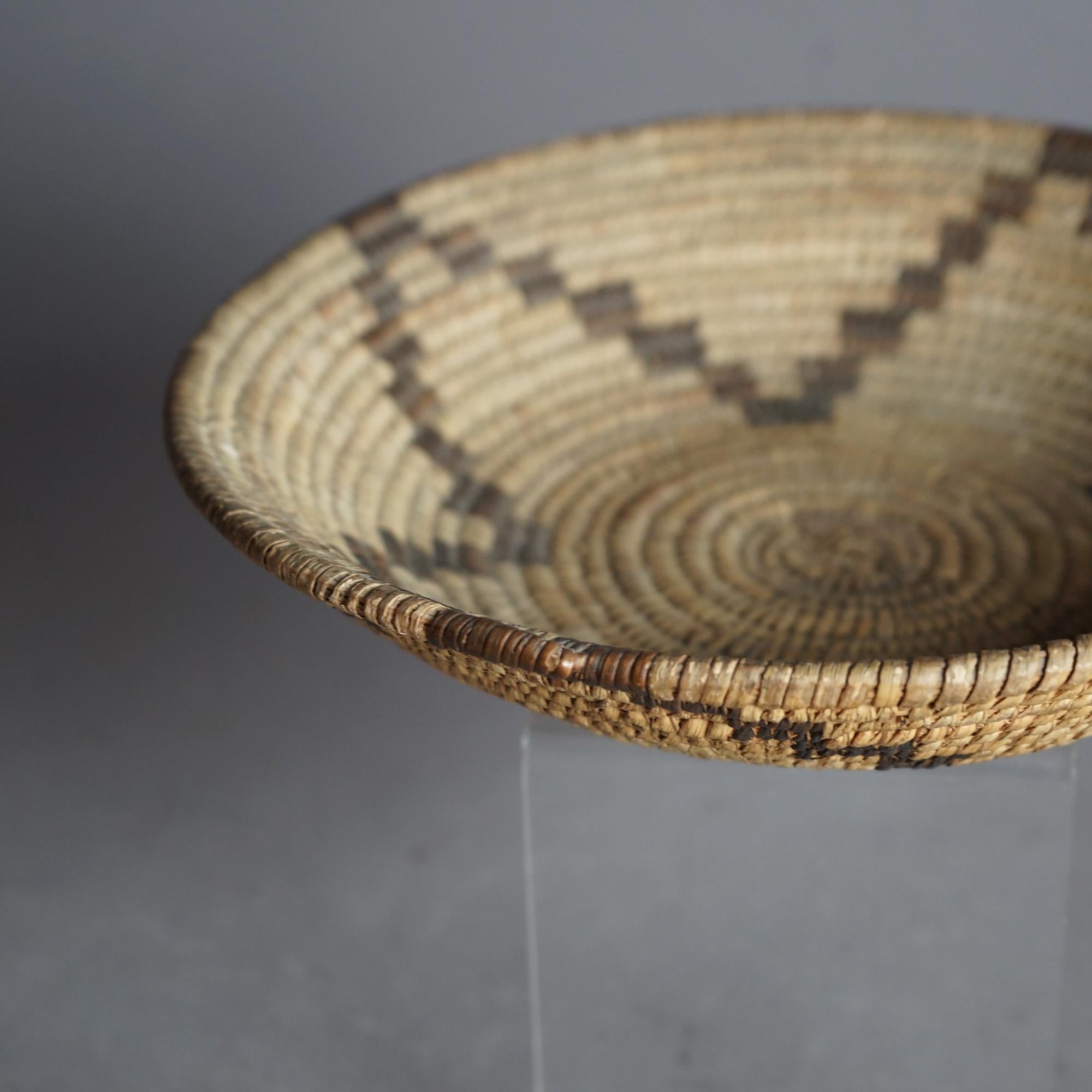 Antique Southwest Navajo Decorated Low Basket Circa 1920 In Good Condition For Sale In Big Flats, NY