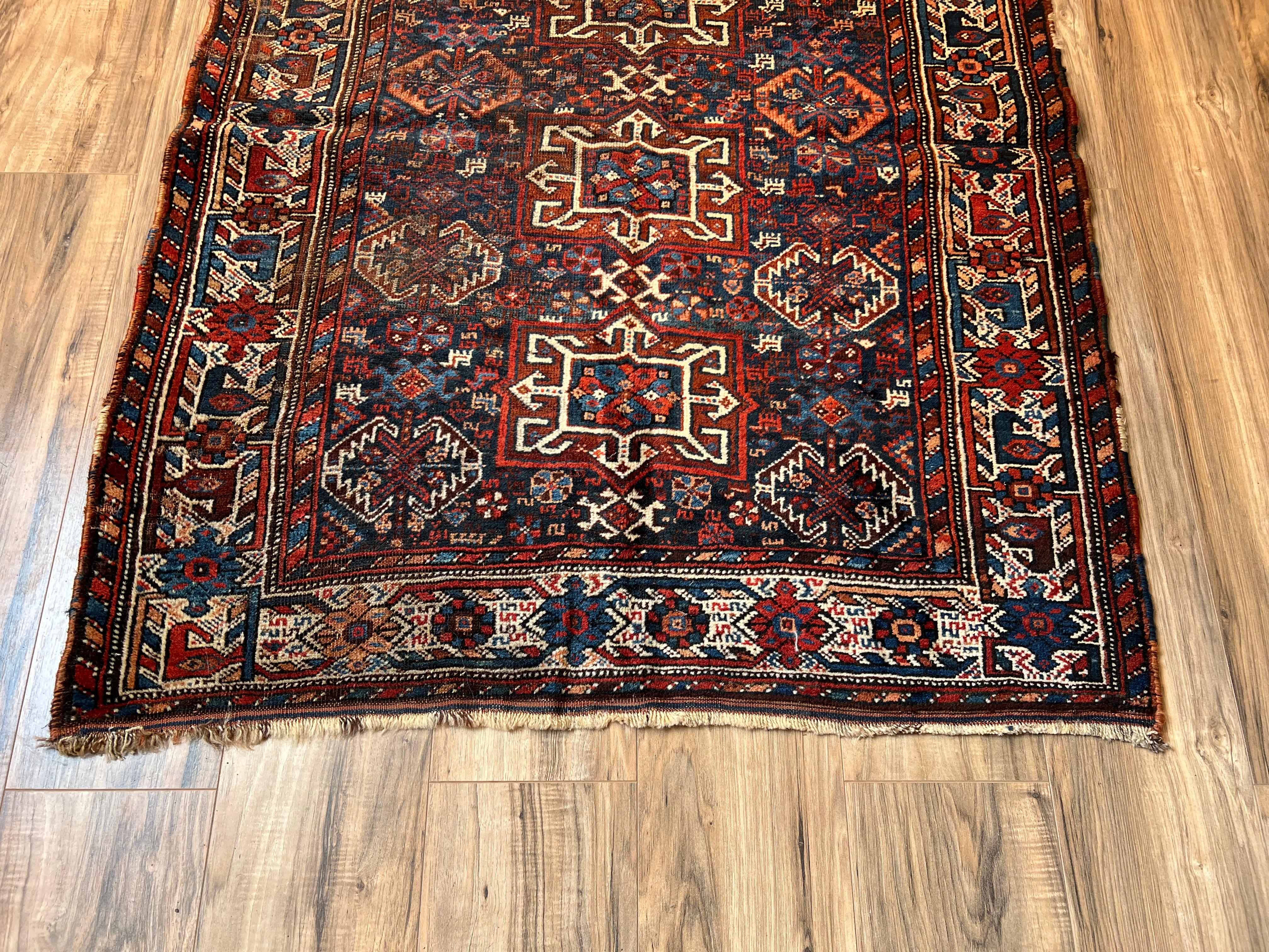 Antiker südwestpersischer Khamseh-Teppich c. Spätes 19. Jahrhundert - 3'7 x 9'1 (Stammeskunst) im Angebot