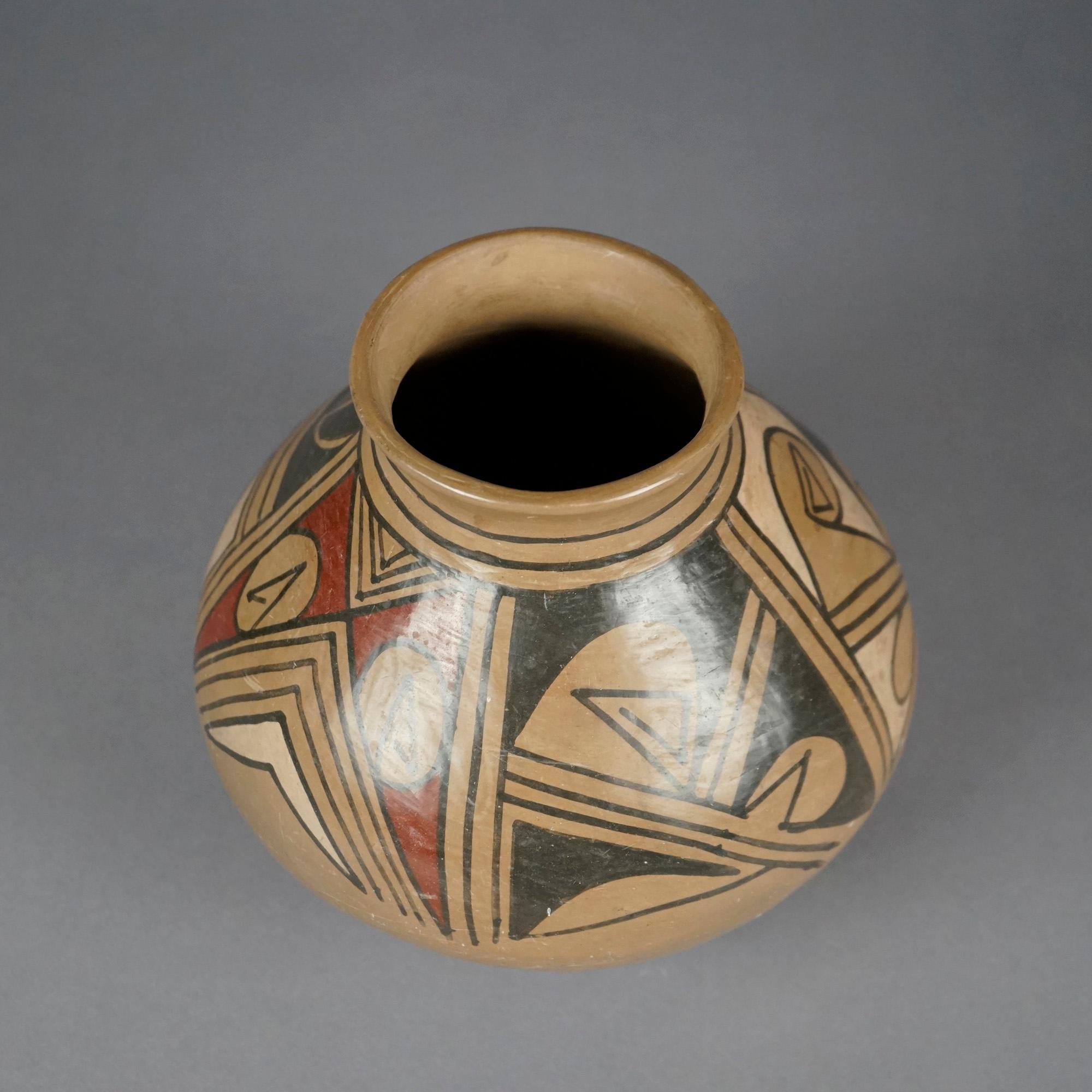 Antique Southwestern Navajo Pottery Vase, Circa 1930 In Good Condition In Big Flats, NY