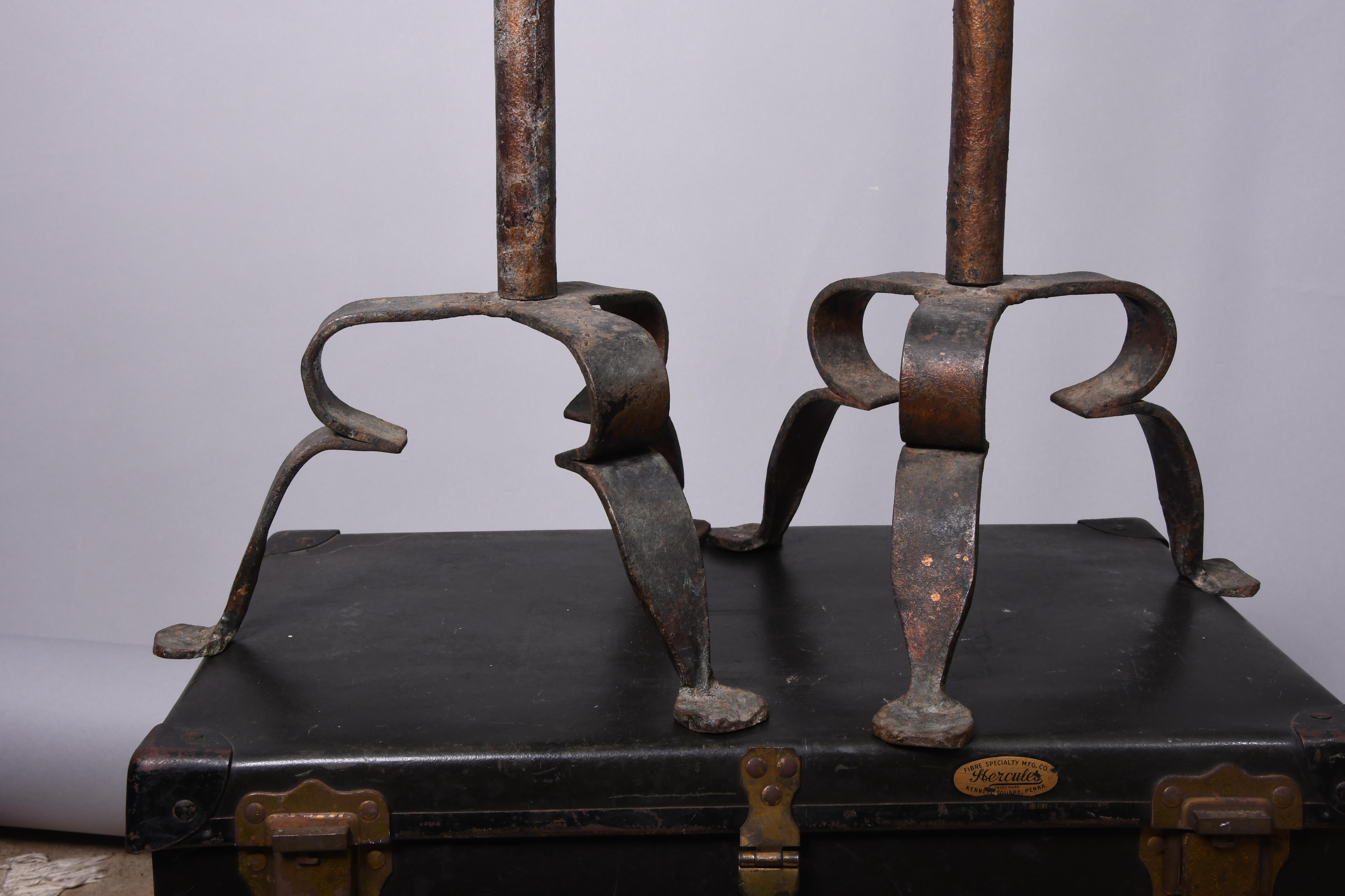 Antique Spaniard Gothic Revival Wrought Iron Pair of Candleholders Torchieres In Good Condition For Sale In Guaynabo, PR