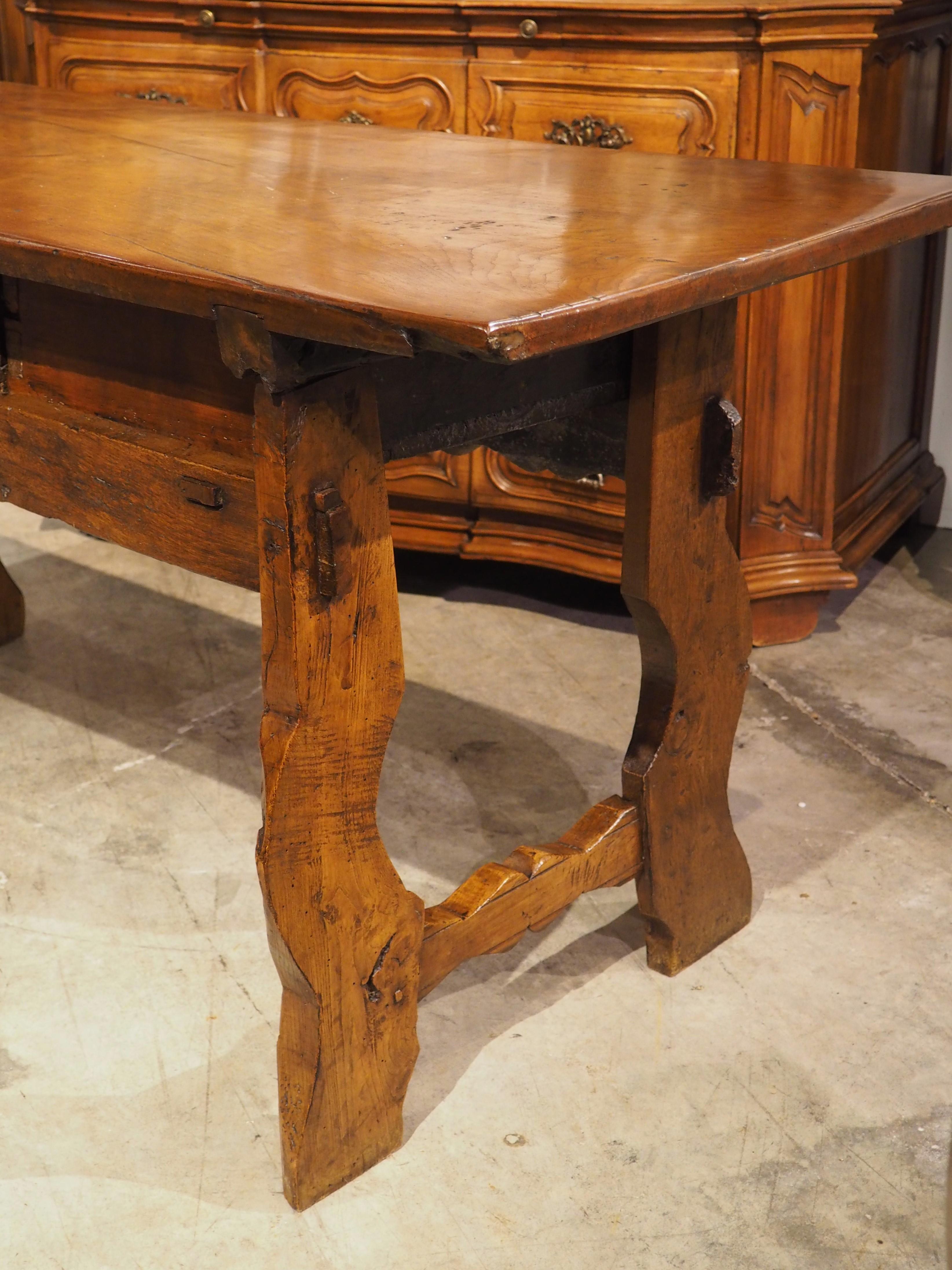 Ancienne table console espagnole à 3 tiroirs en bois mixte, 19ème siècle en vente 6