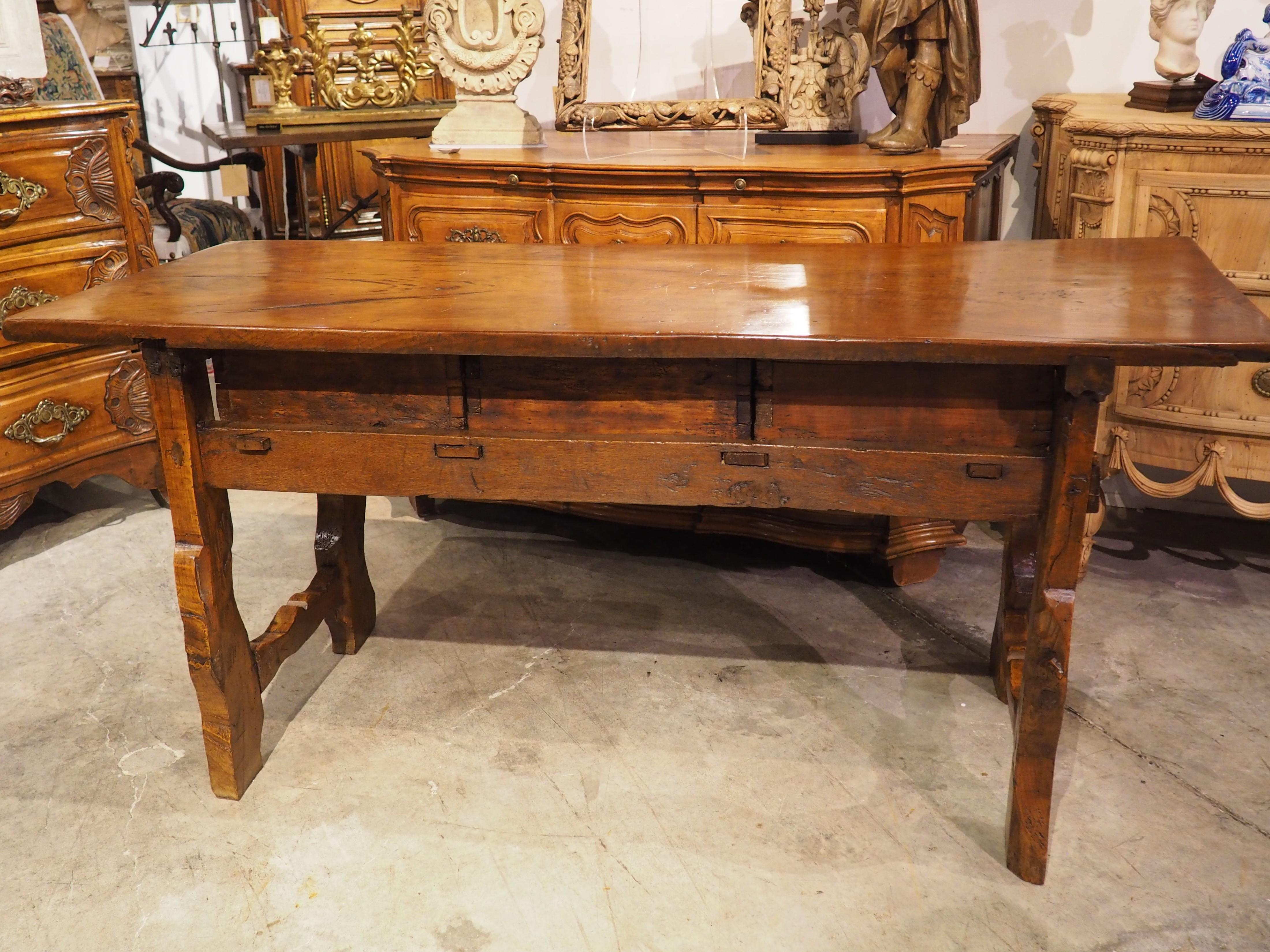 Ancienne table console espagnole à 3 tiroirs en bois mixte, 19ème siècle en vente 8