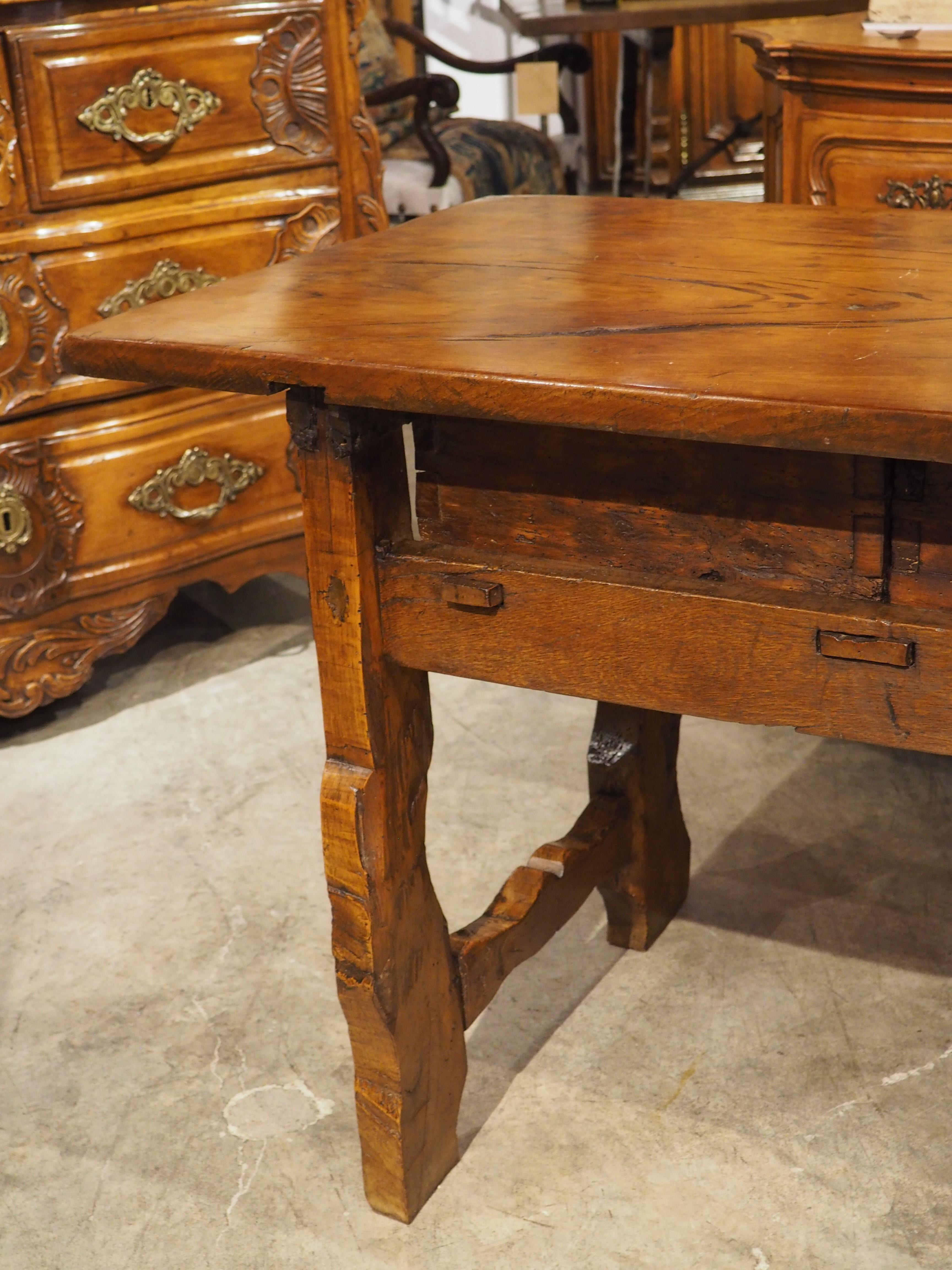 Ancienne table console espagnole à 3 tiroirs en bois mixte, 19ème siècle en vente 9