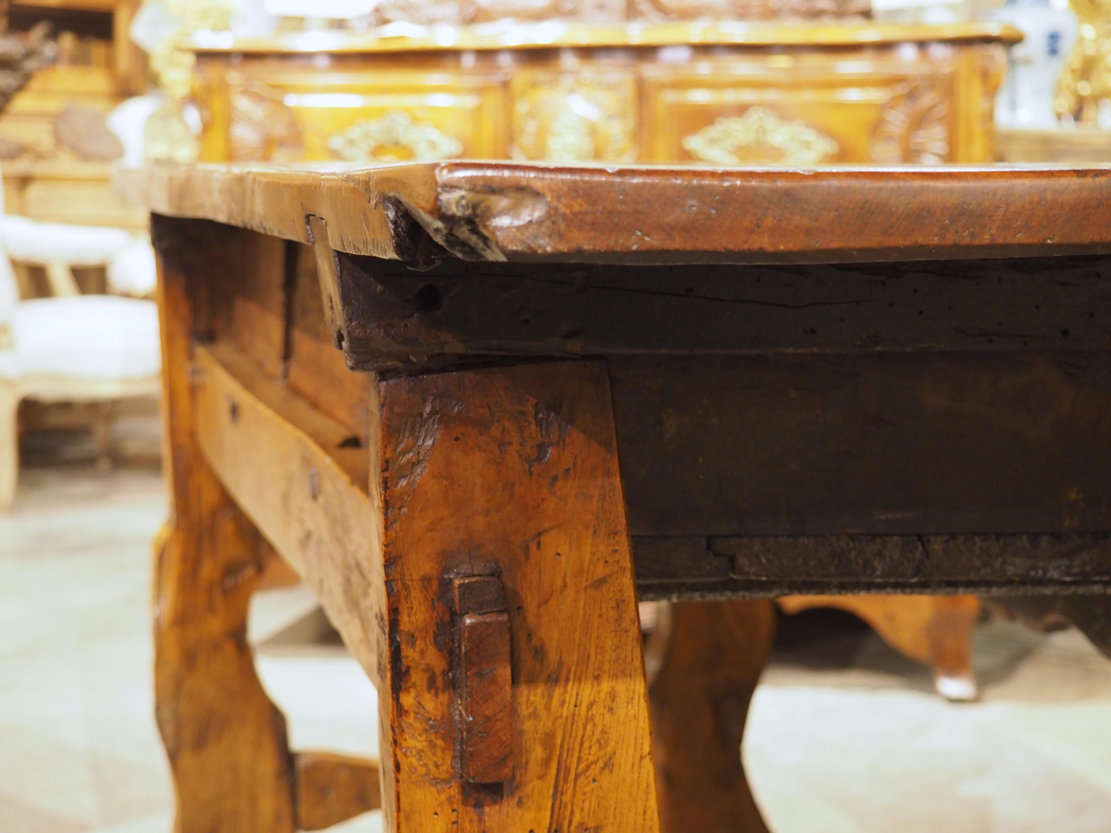 Ancienne table console espagnole à 3 tiroirs en bois mixte, 19ème siècle en vente 10