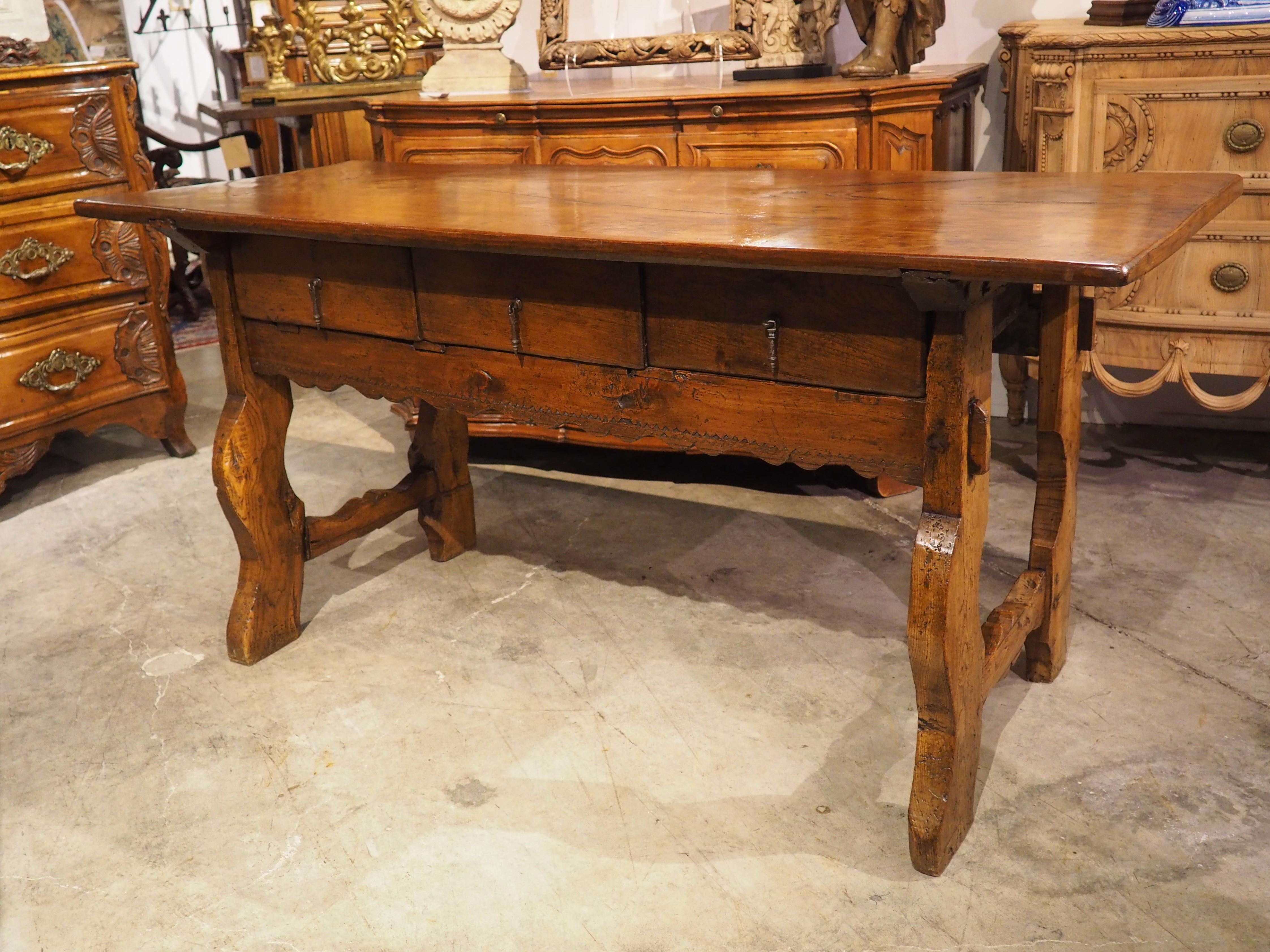 Ancienne table console espagnole à 3 tiroirs en bois mixte, 19ème siècle en vente 11
