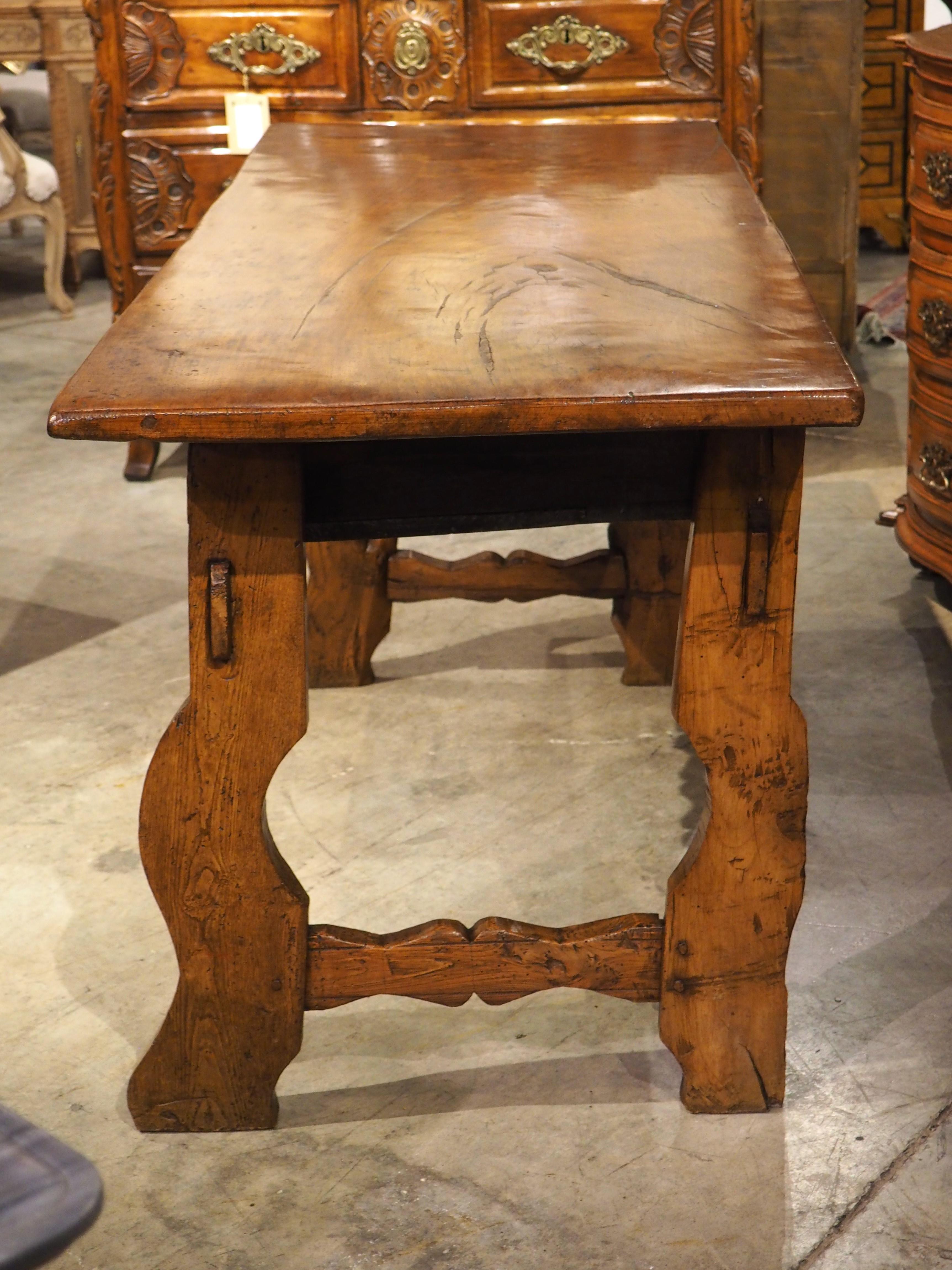 Espagnol Ancienne table console espagnole à 3 tiroirs en bois mixte, 19ème siècle en vente