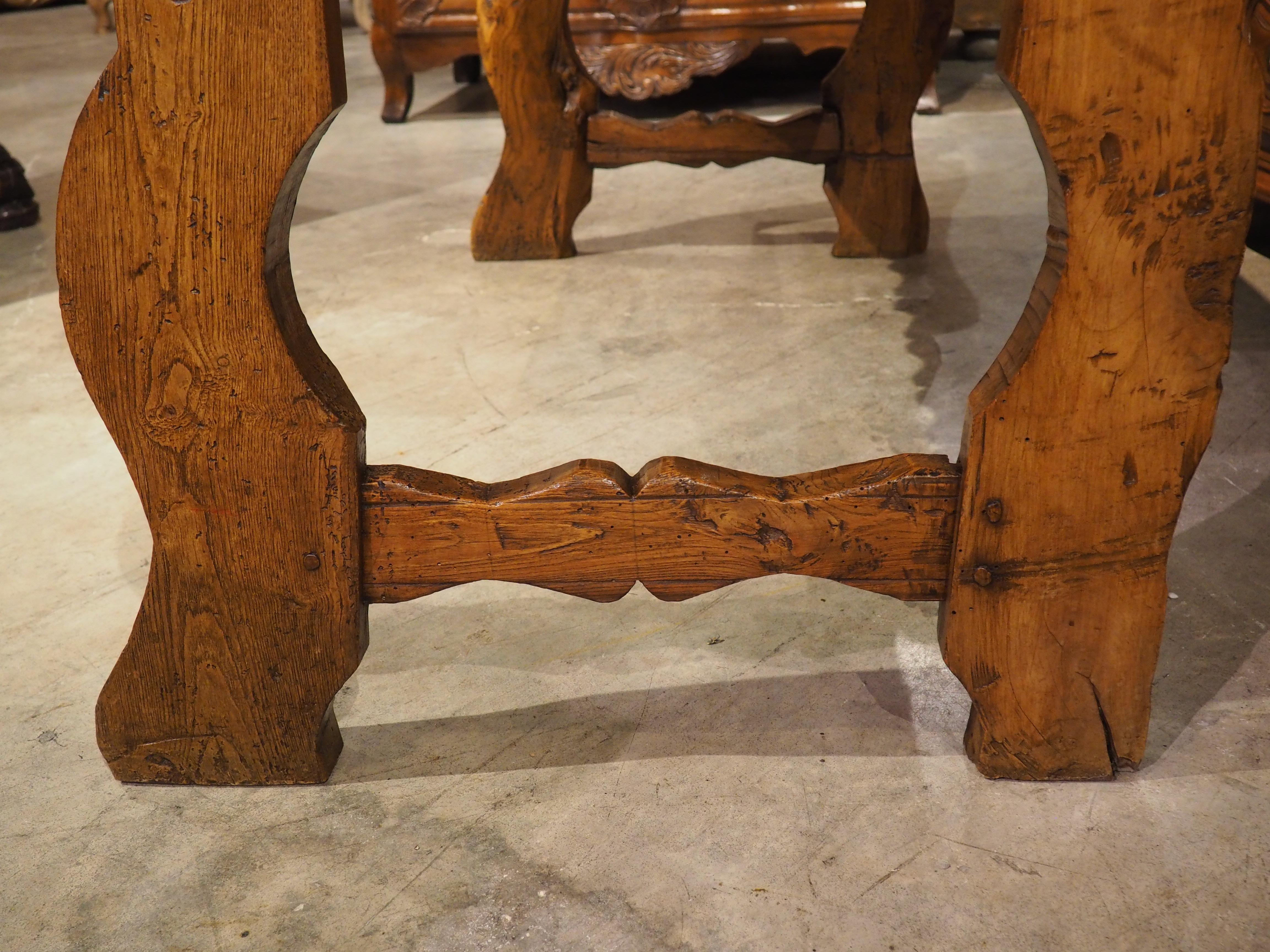 Sculpté à la main Ancienne table console espagnole à 3 tiroirs en bois mixte, 19ème siècle en vente