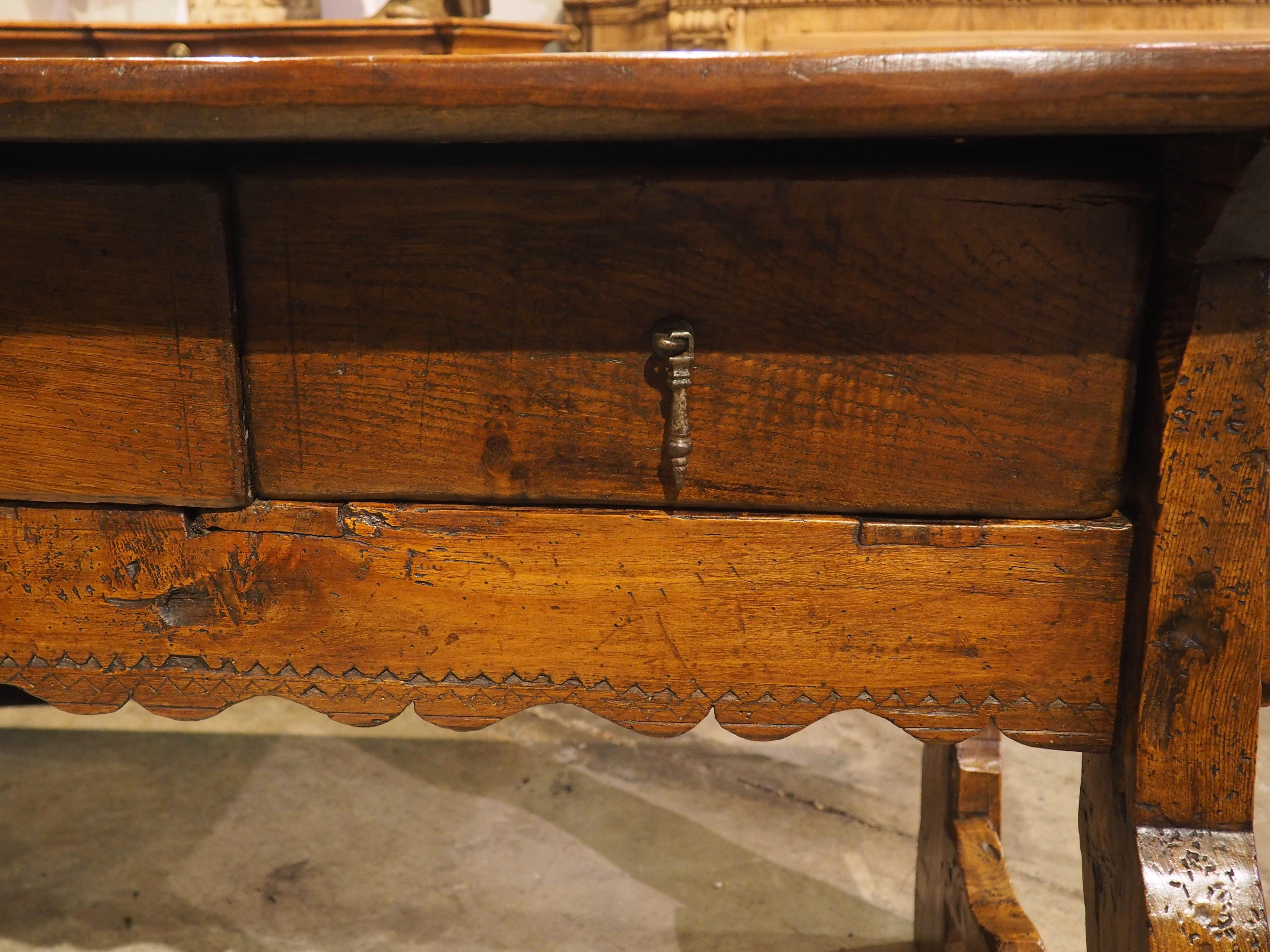 Ancienne table console espagnole à 3 tiroirs en bois mixte, 19ème siècle en vente 1