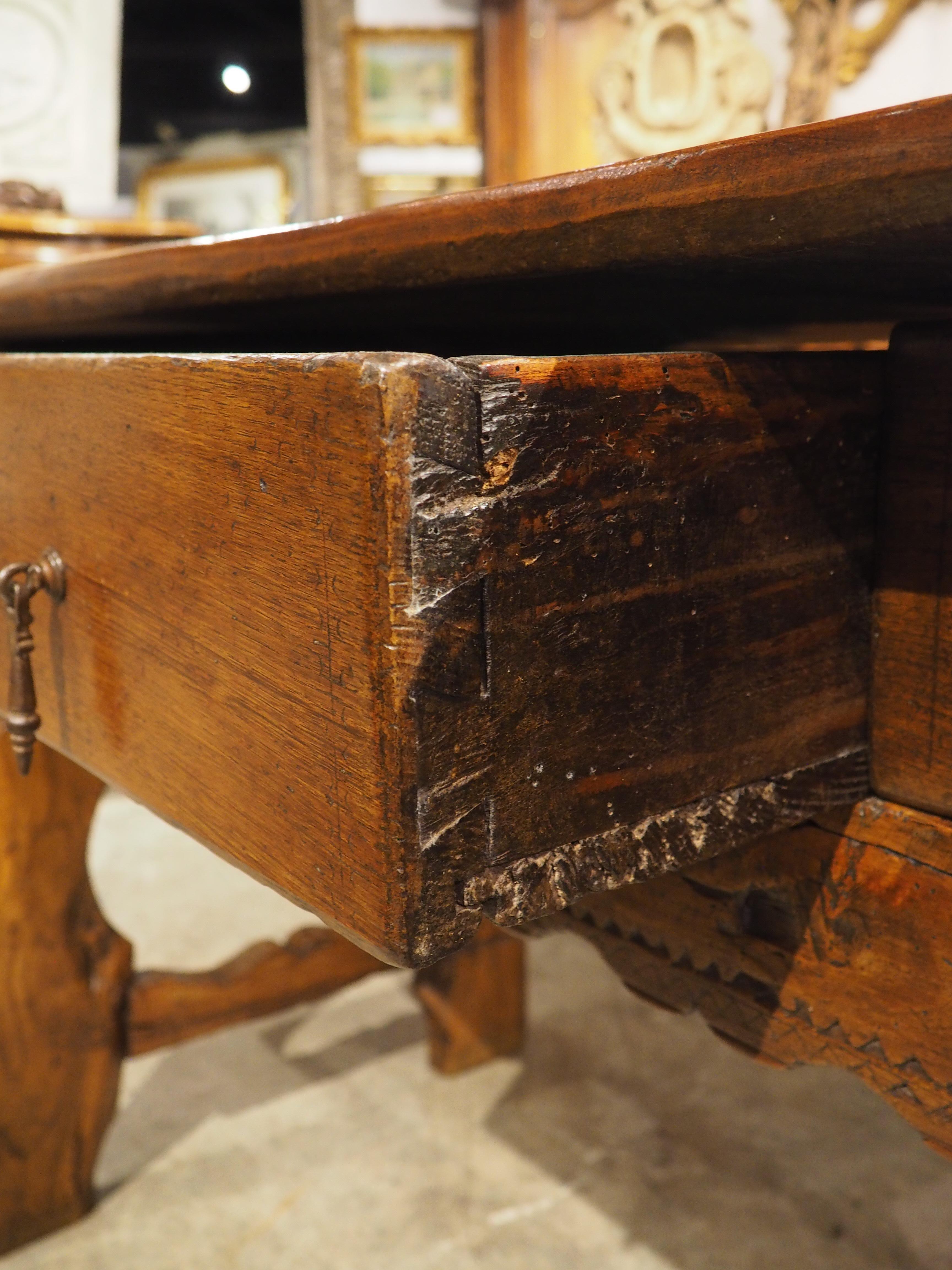 Ancienne table console espagnole à 3 tiroirs en bois mixte, 19ème siècle en vente 2