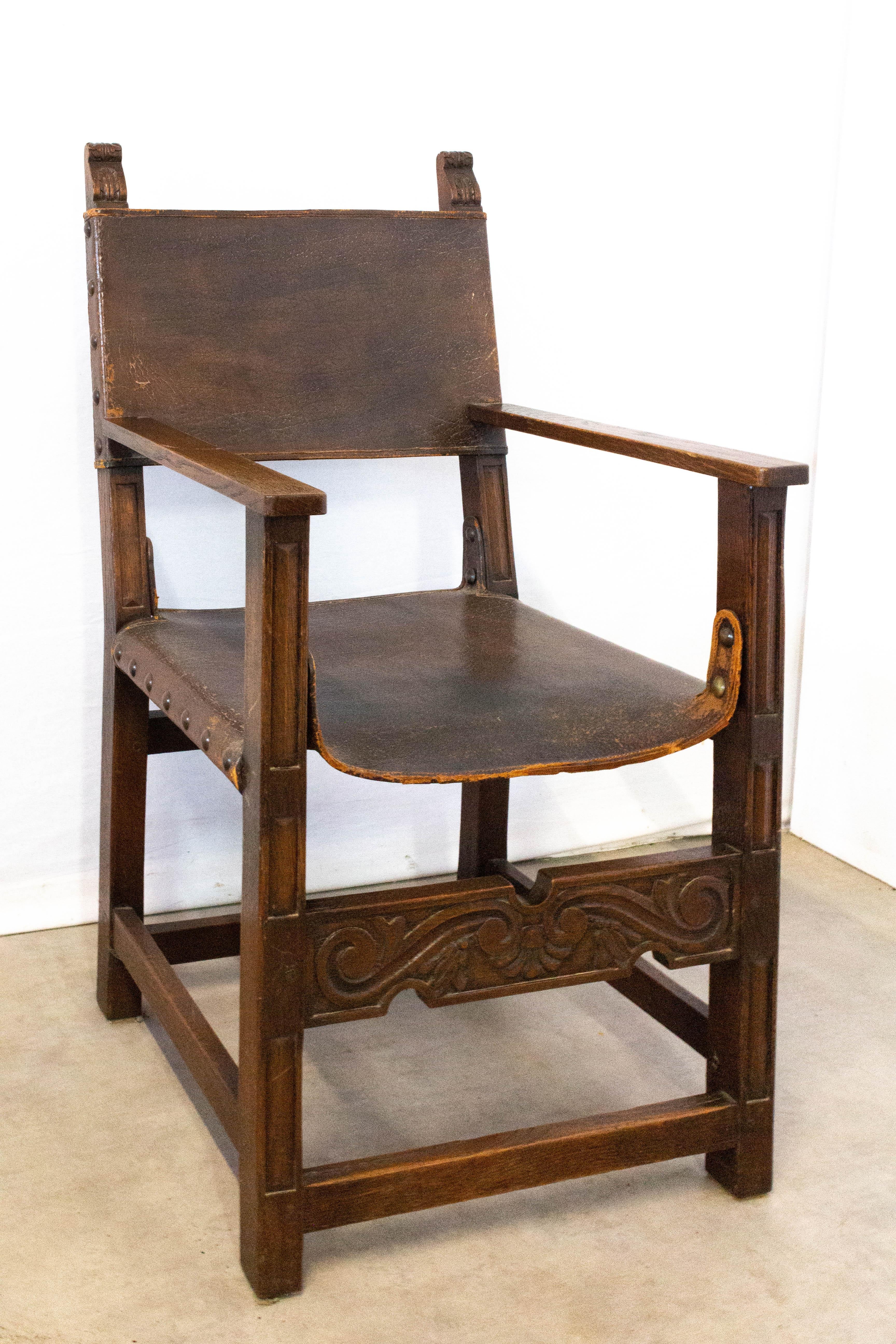 Early 20th century antique Spanish armchair hacienda style 
Leather and oak
Good condition for its age, solid and sound.
