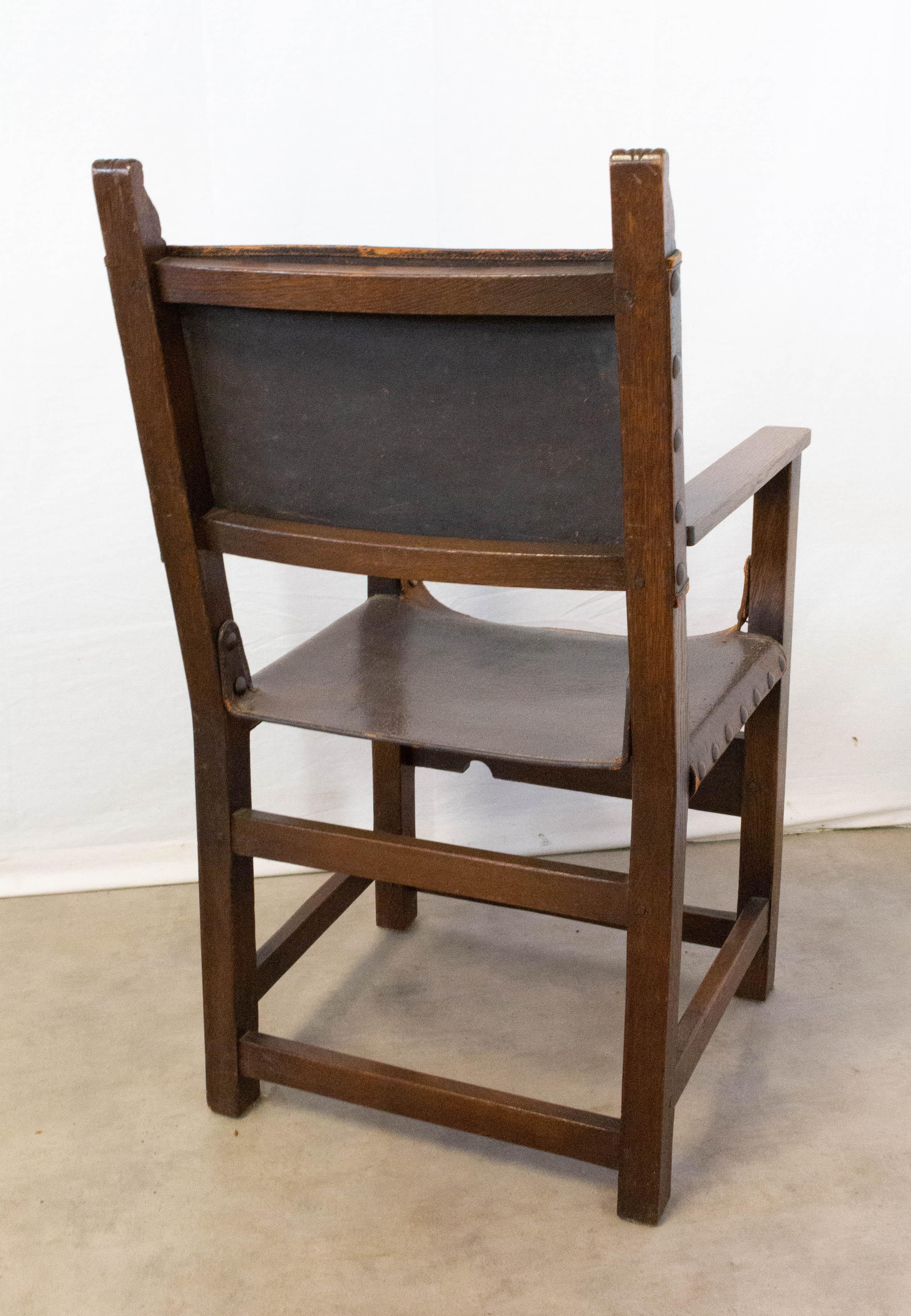 Antiker spanischer Sessel aus Ledereiche aus dem frühen 20. Jahrhundert (Handgeschnitzt) im Angebot