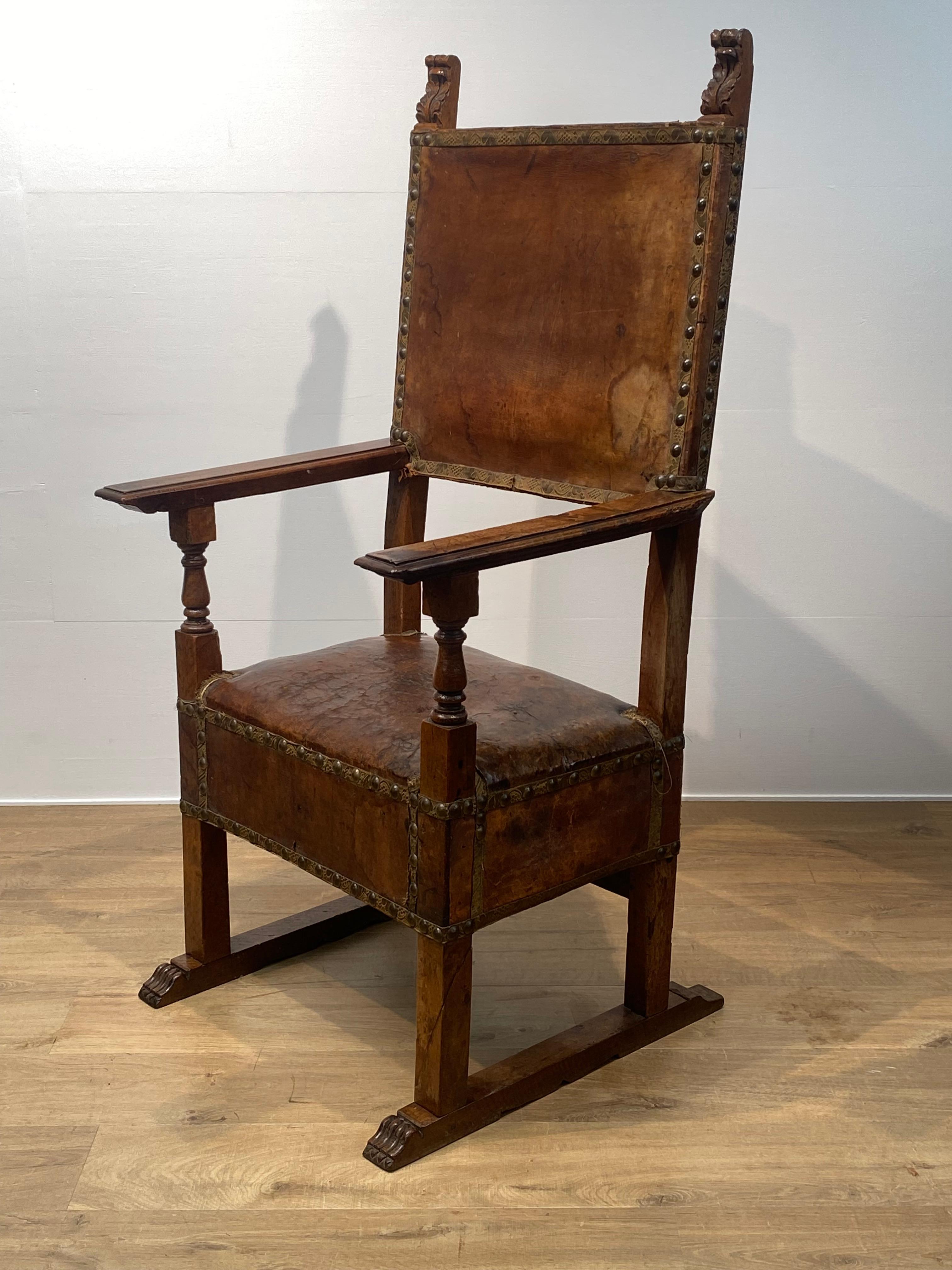 Antique Spanish Armchair in Leather For Sale 5