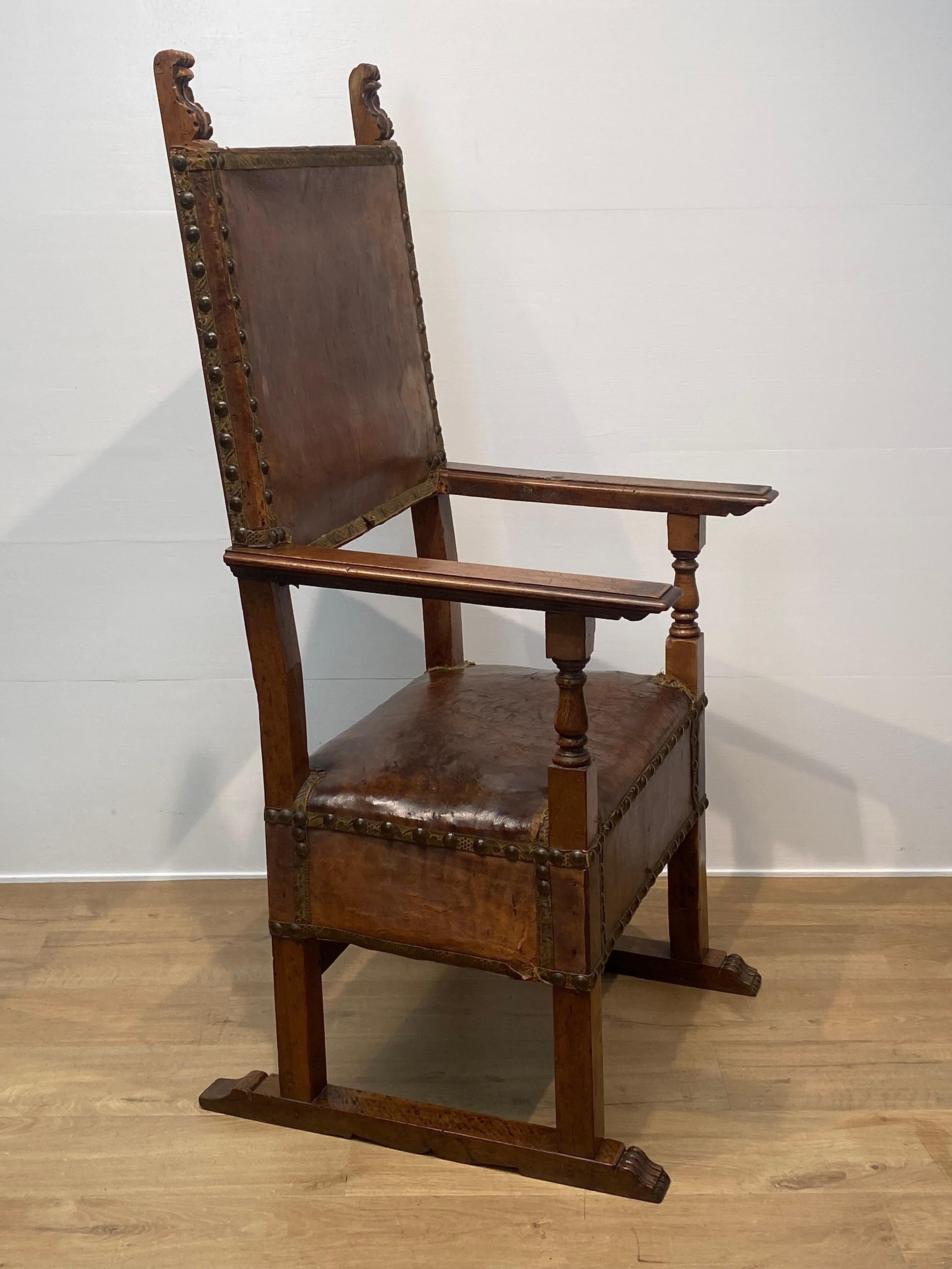 Antique Spanish Armchair in Leather For Sale 6