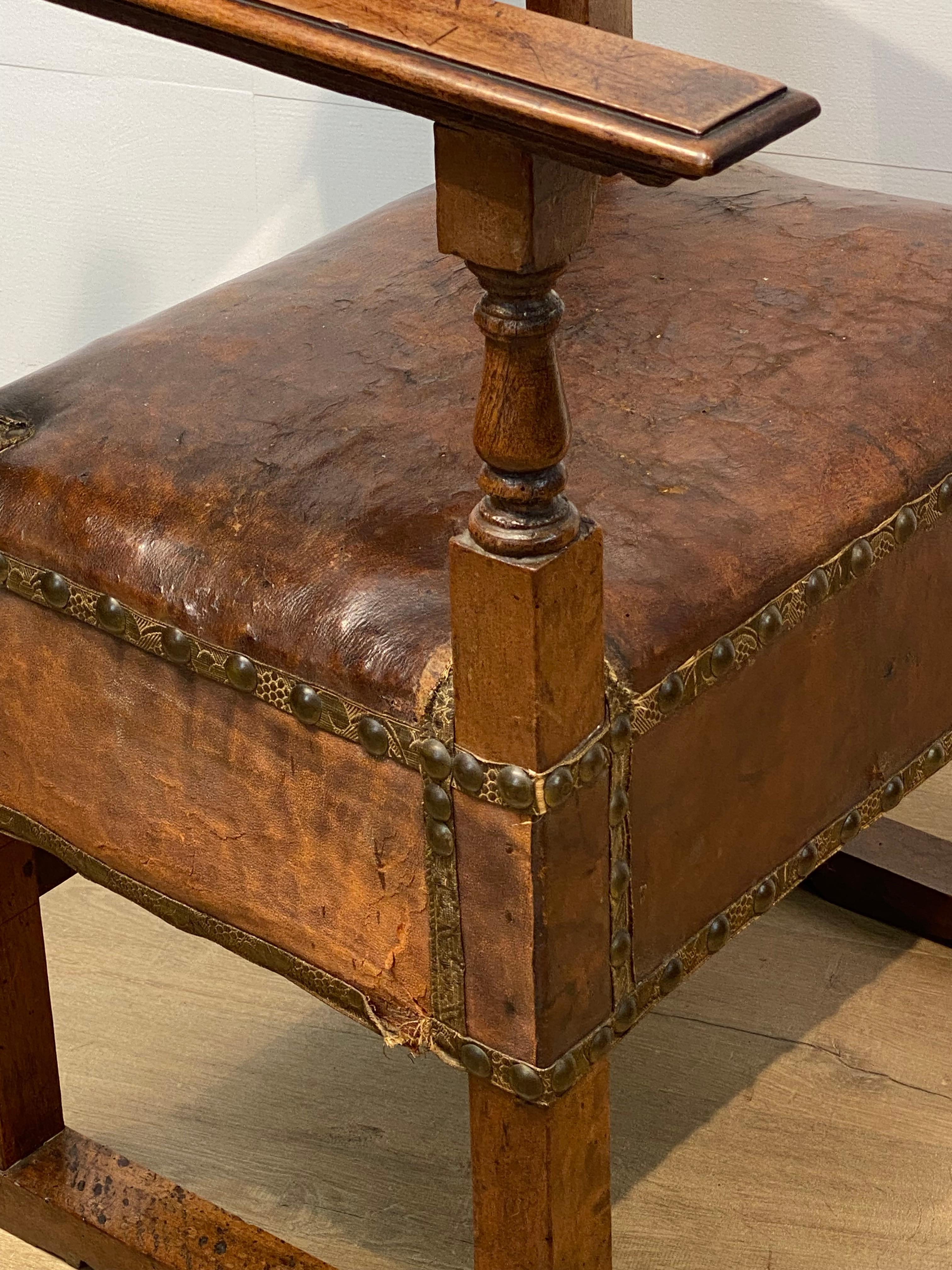 Antique Spanish Armchair in Leather For Sale 7