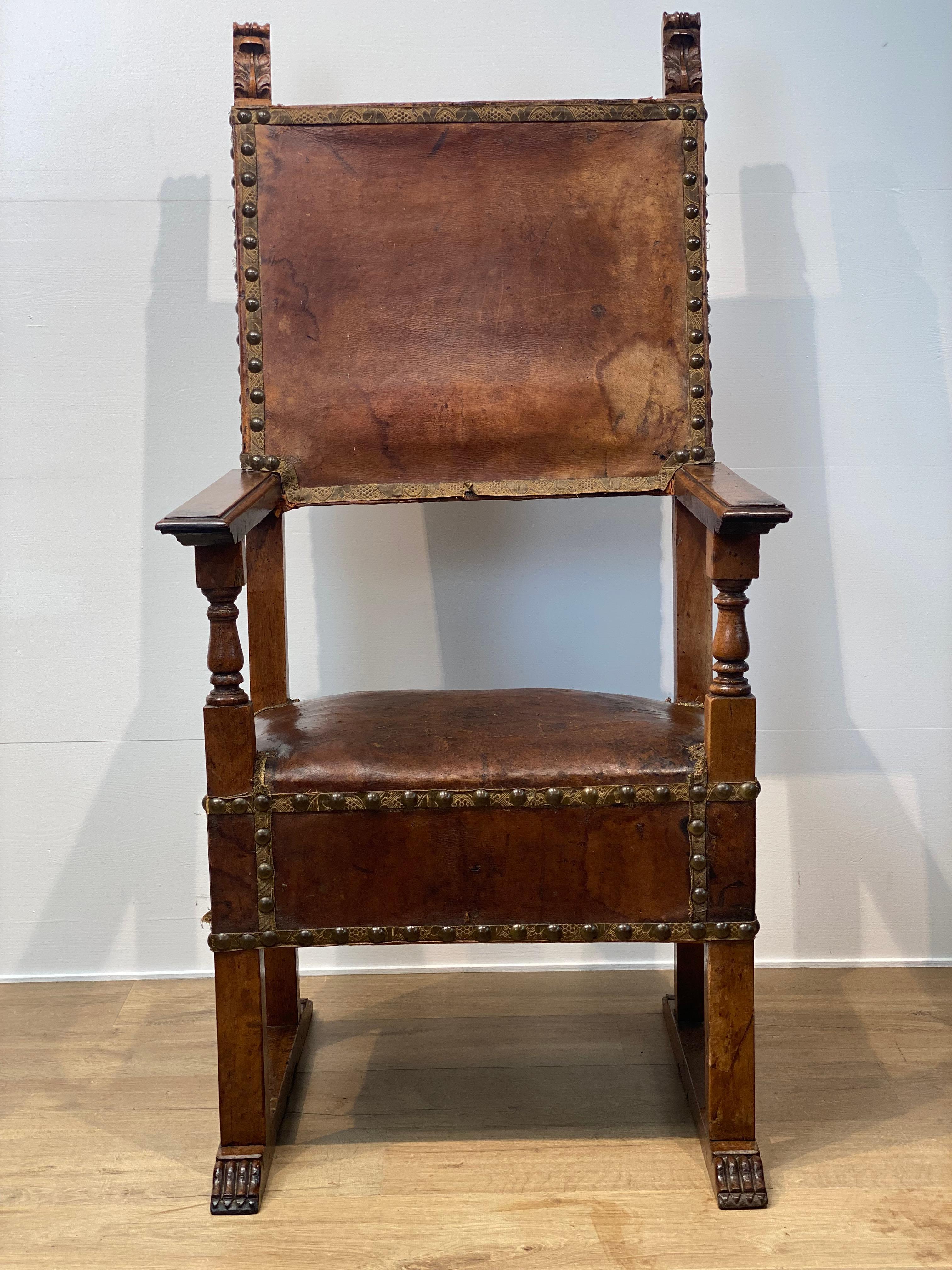 Antique Spanish Armchair in Leather In Fair Condition For Sale In Schellebelle, BE