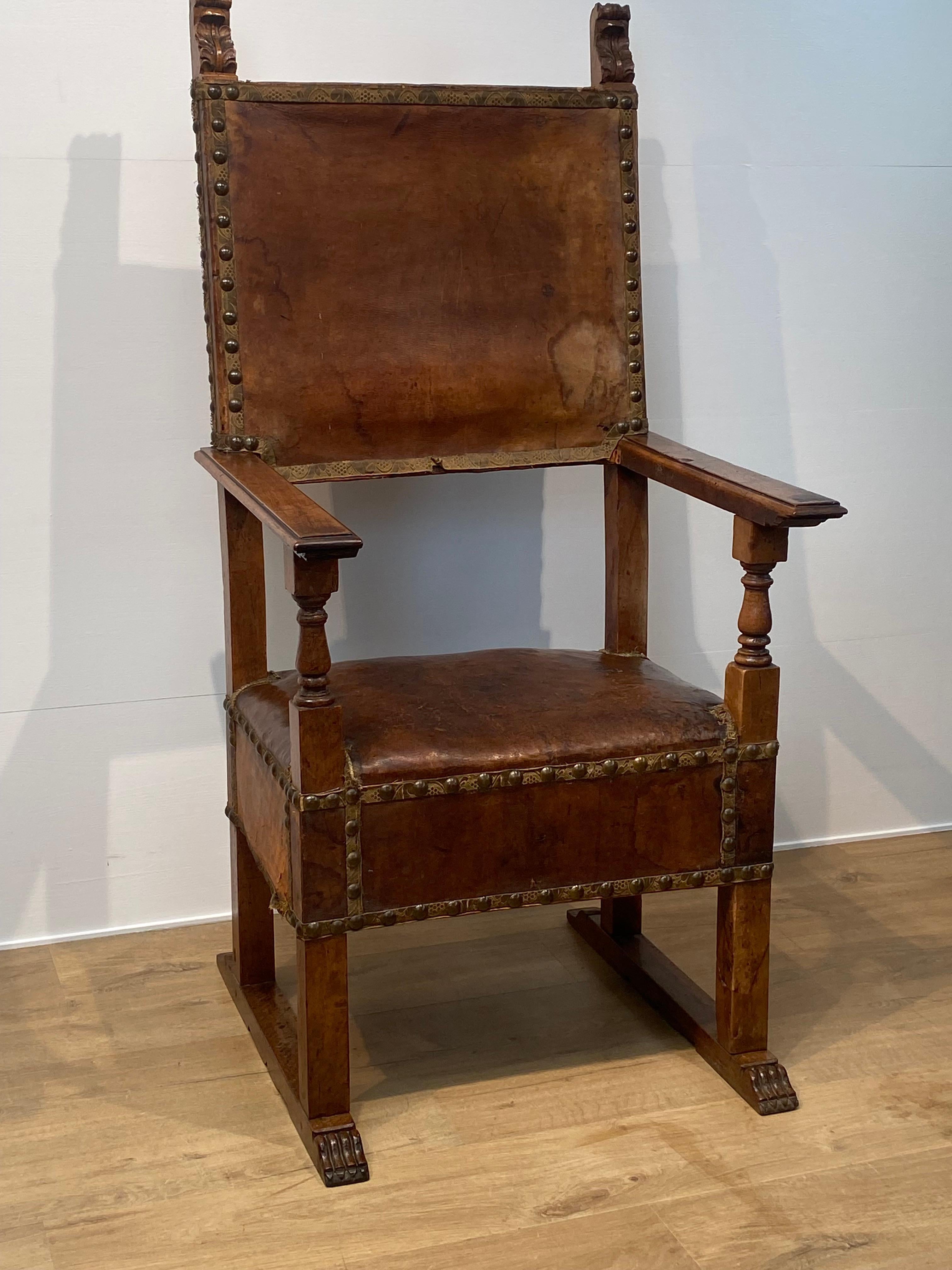 Antique Spanish Armchair in Leather For Sale 1