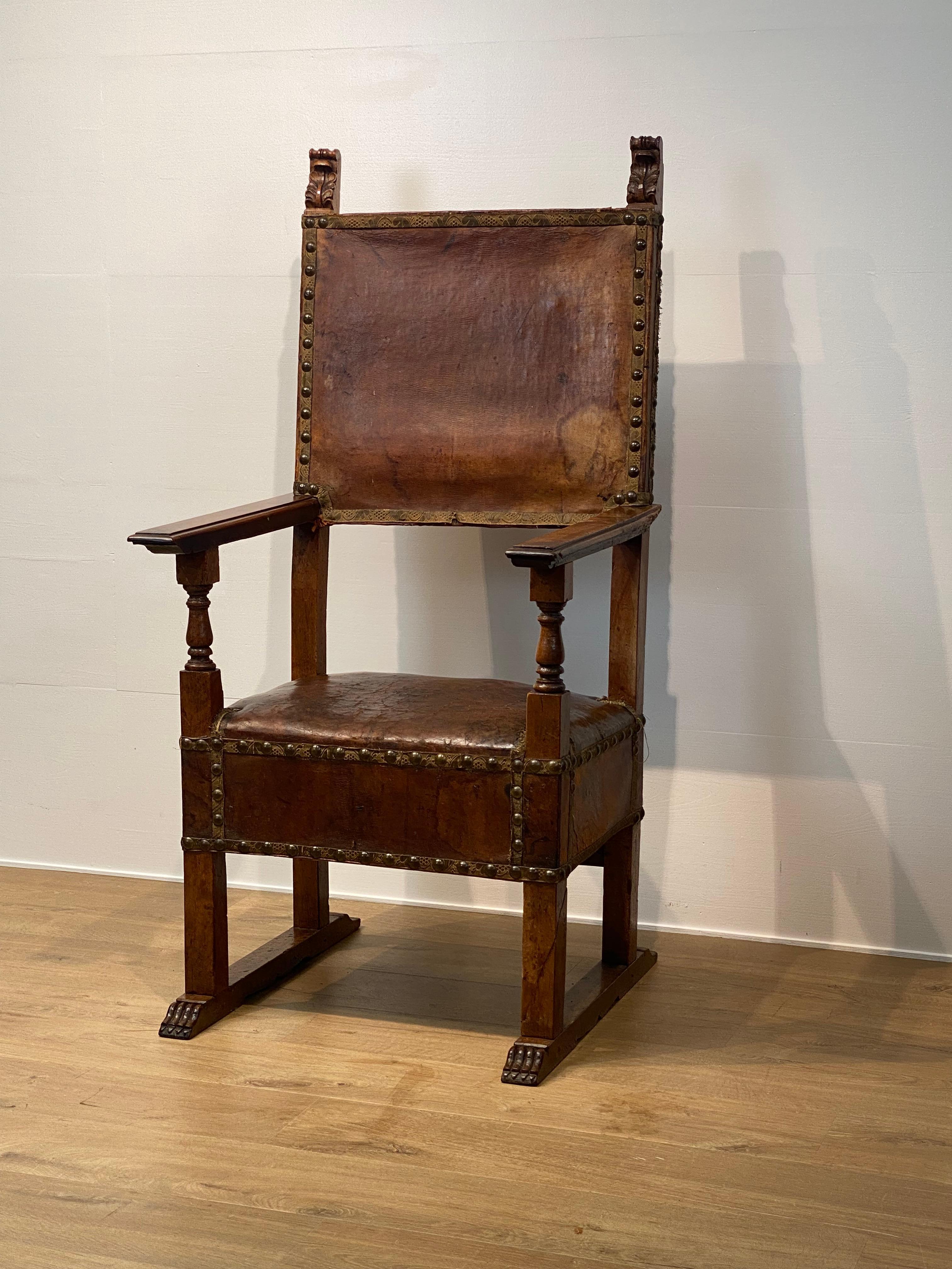 Antique Spanish Armchair in Leather For Sale 2