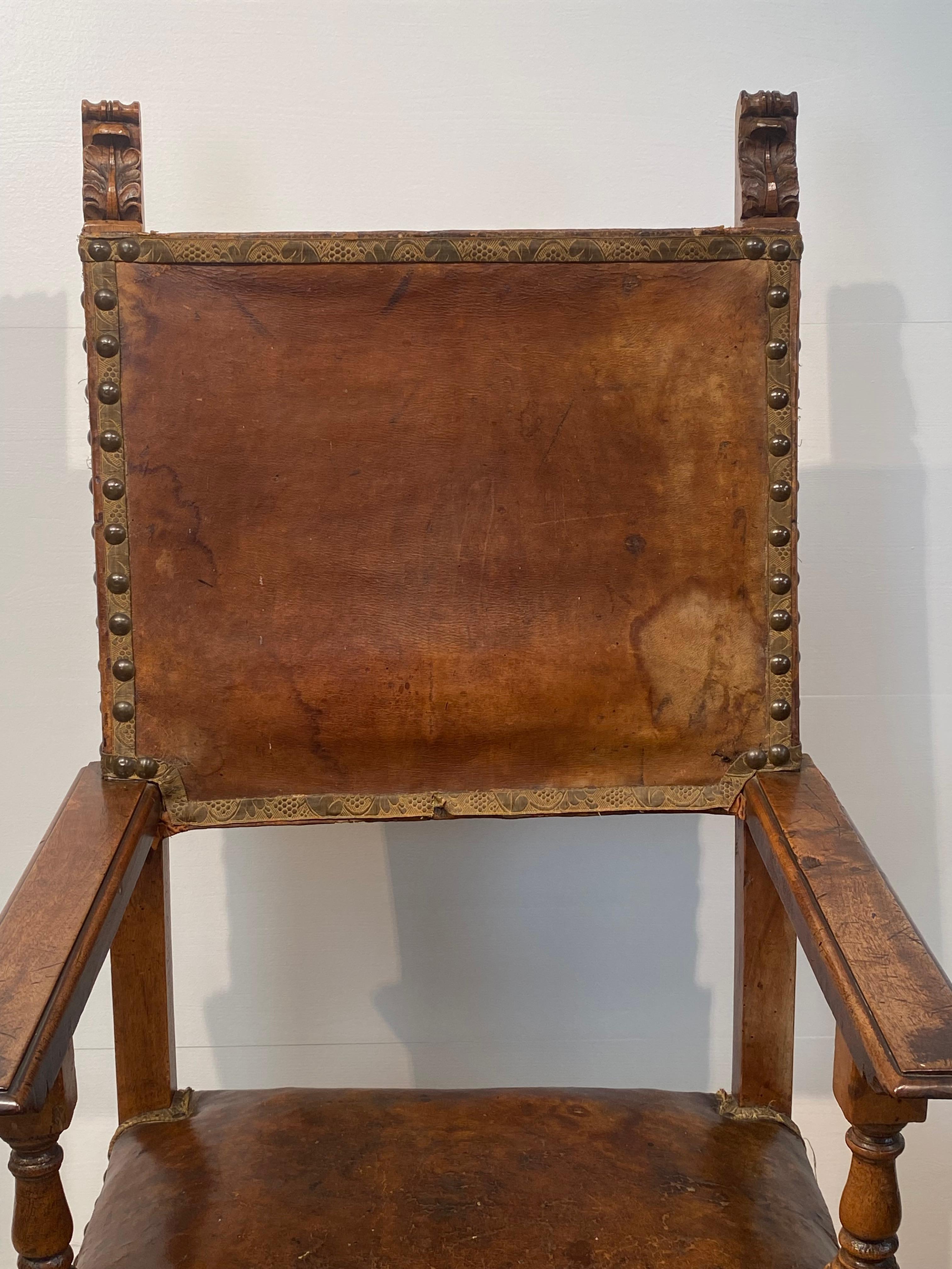Antique Spanish Armchair in Leather For Sale 3