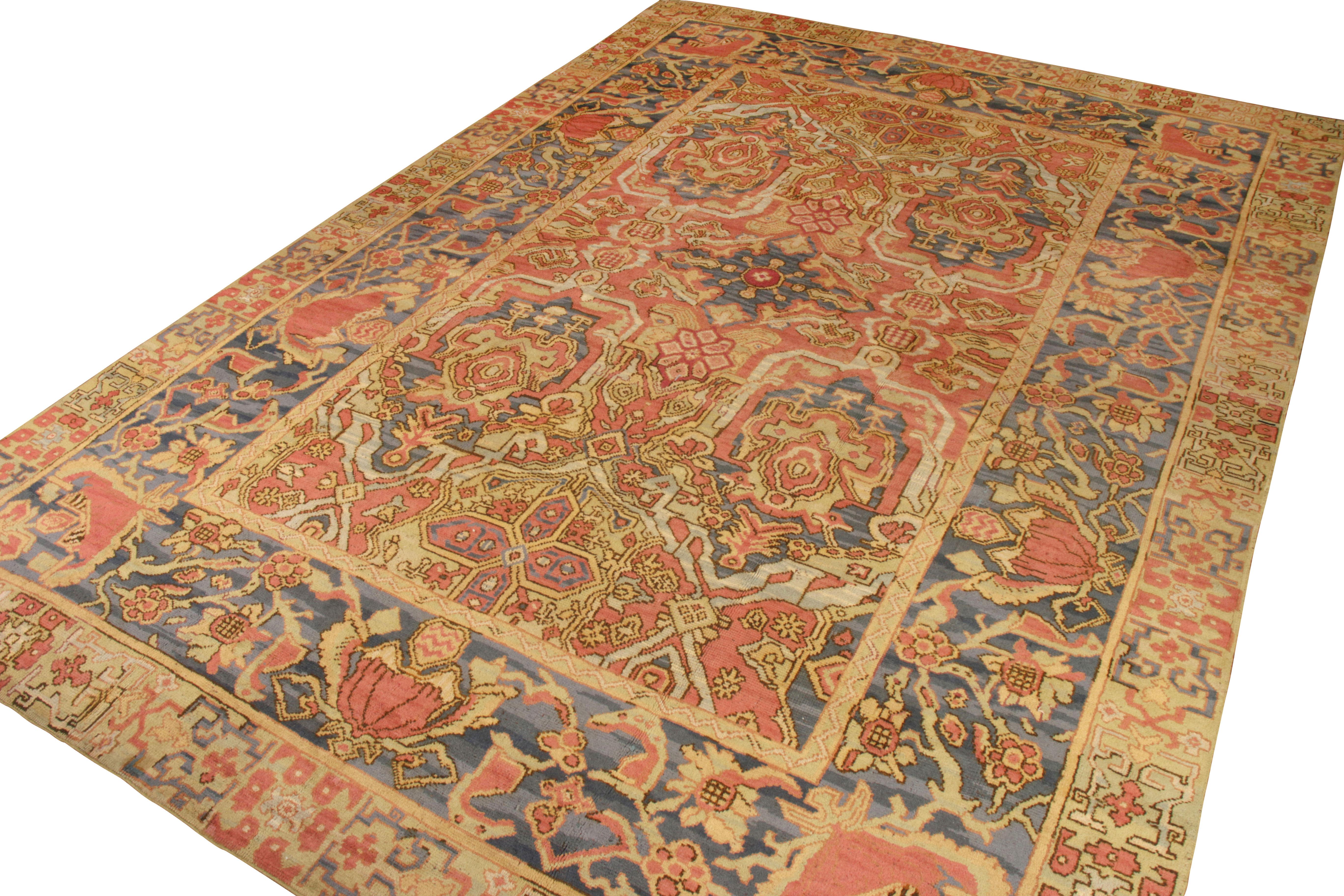 Antiker spanischer Teppich mit beigebraunem, rotem und blauem Blumenmuster  (Arts and Crafts) im Angebot