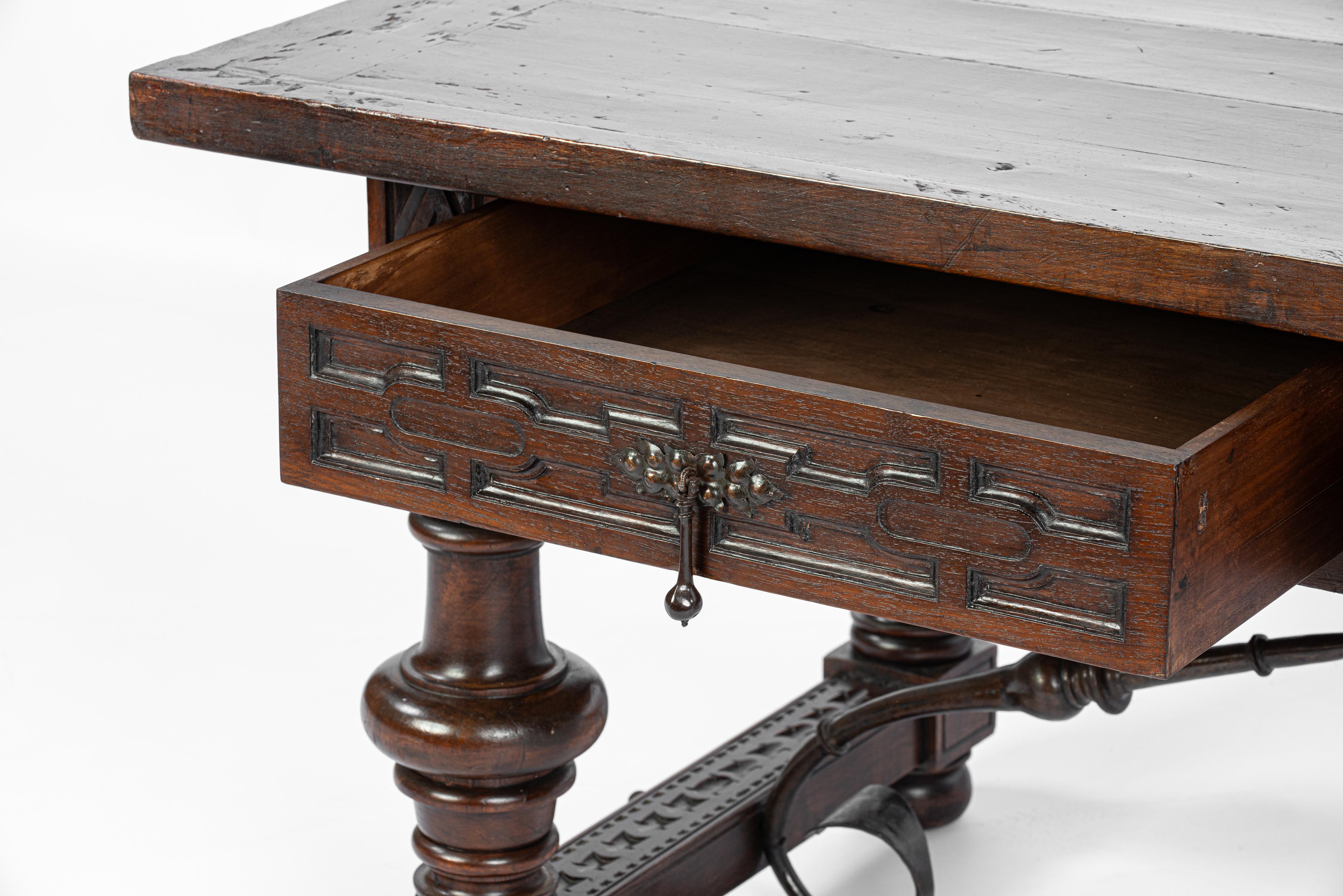 Ancienne table ou bureau baroque espagnol en châtaignier avec pieds tournés en vente 2