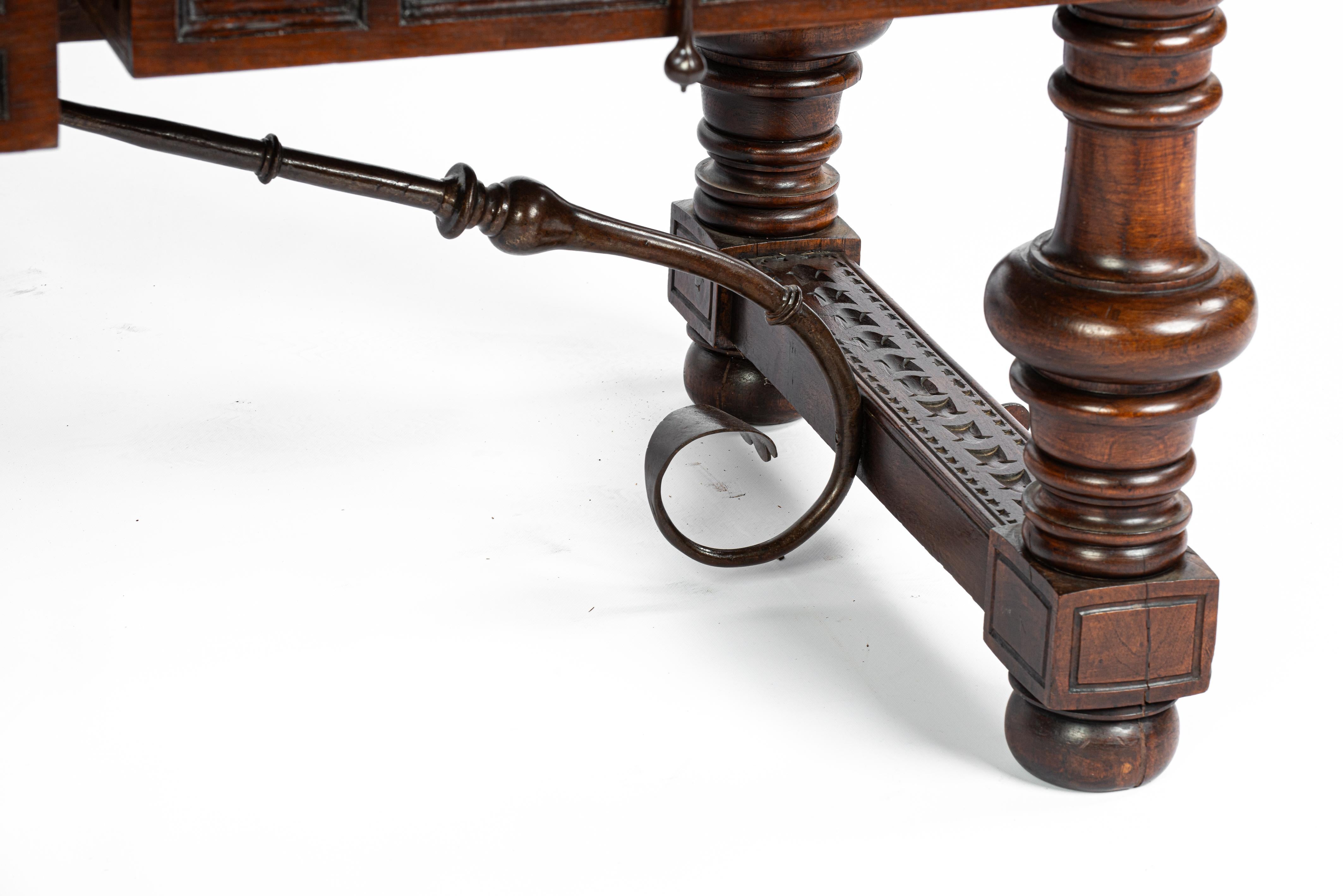 Ancienne table ou bureau baroque espagnol en châtaignier avec pieds tournés en vente 3