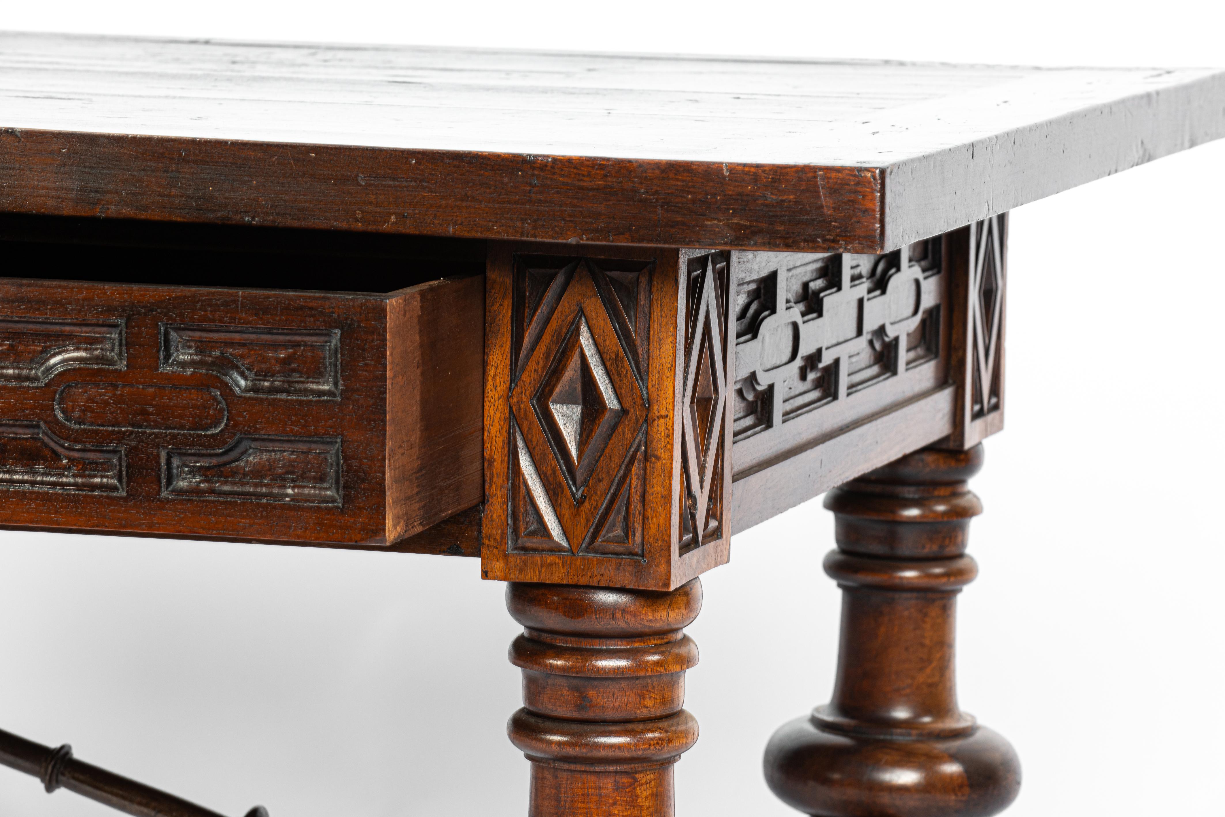 Ancienne table ou bureau baroque espagnol en châtaignier avec pieds tournés en vente 4