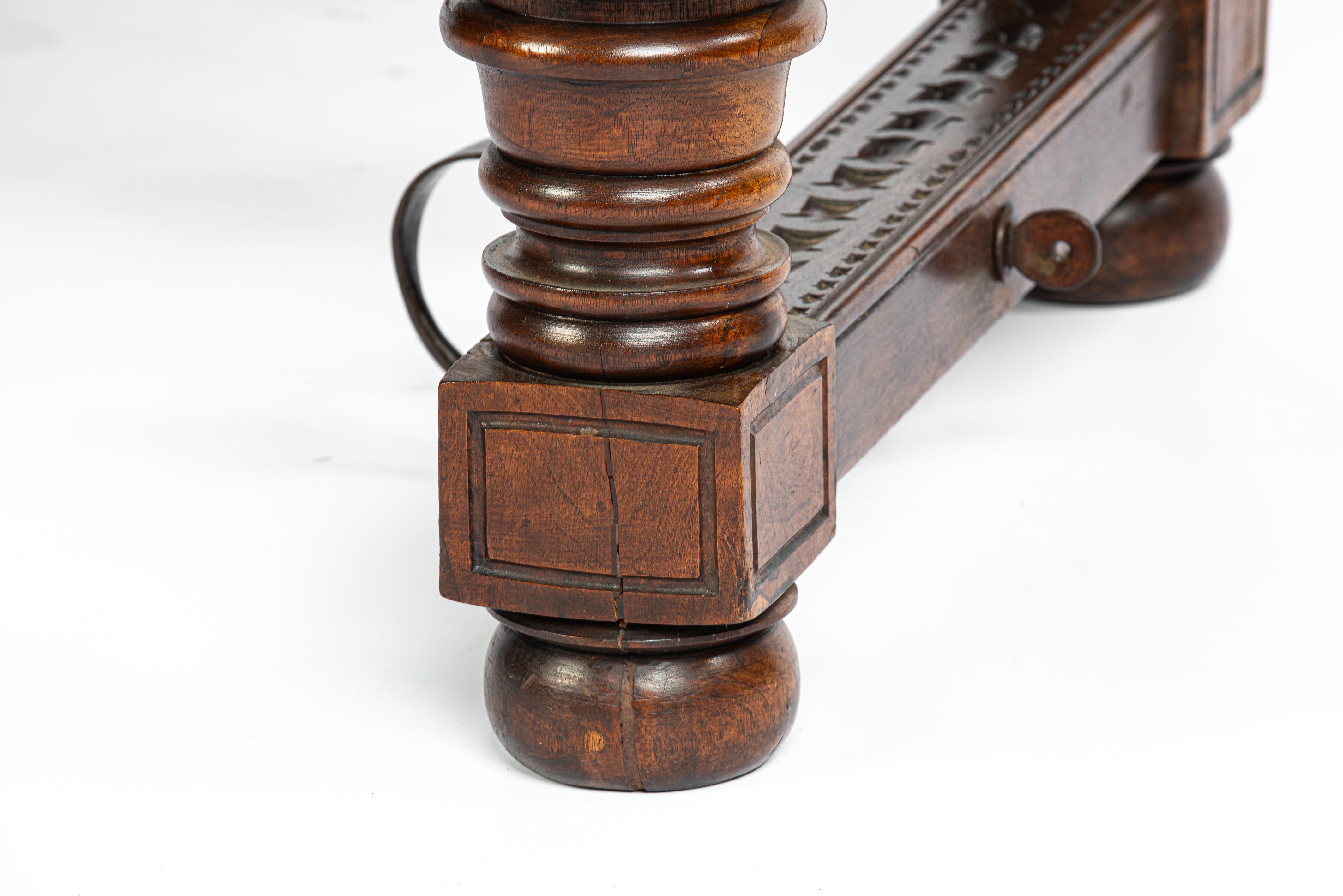 Ancienne table ou bureau baroque espagnol en châtaignier avec pieds tournés en vente 5
