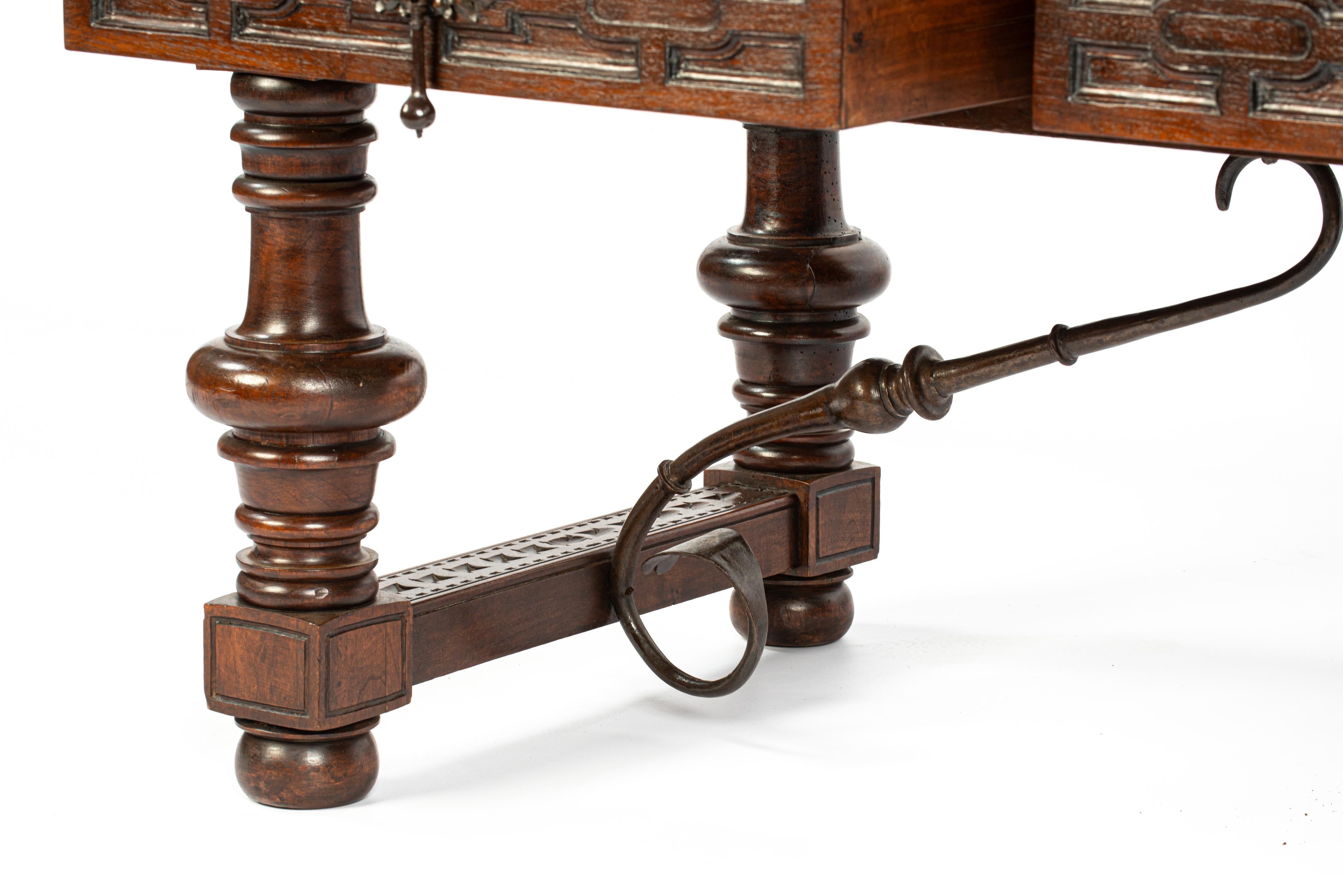 Ancienne table ou bureau baroque espagnol en châtaignier avec pieds tournés en vente 6