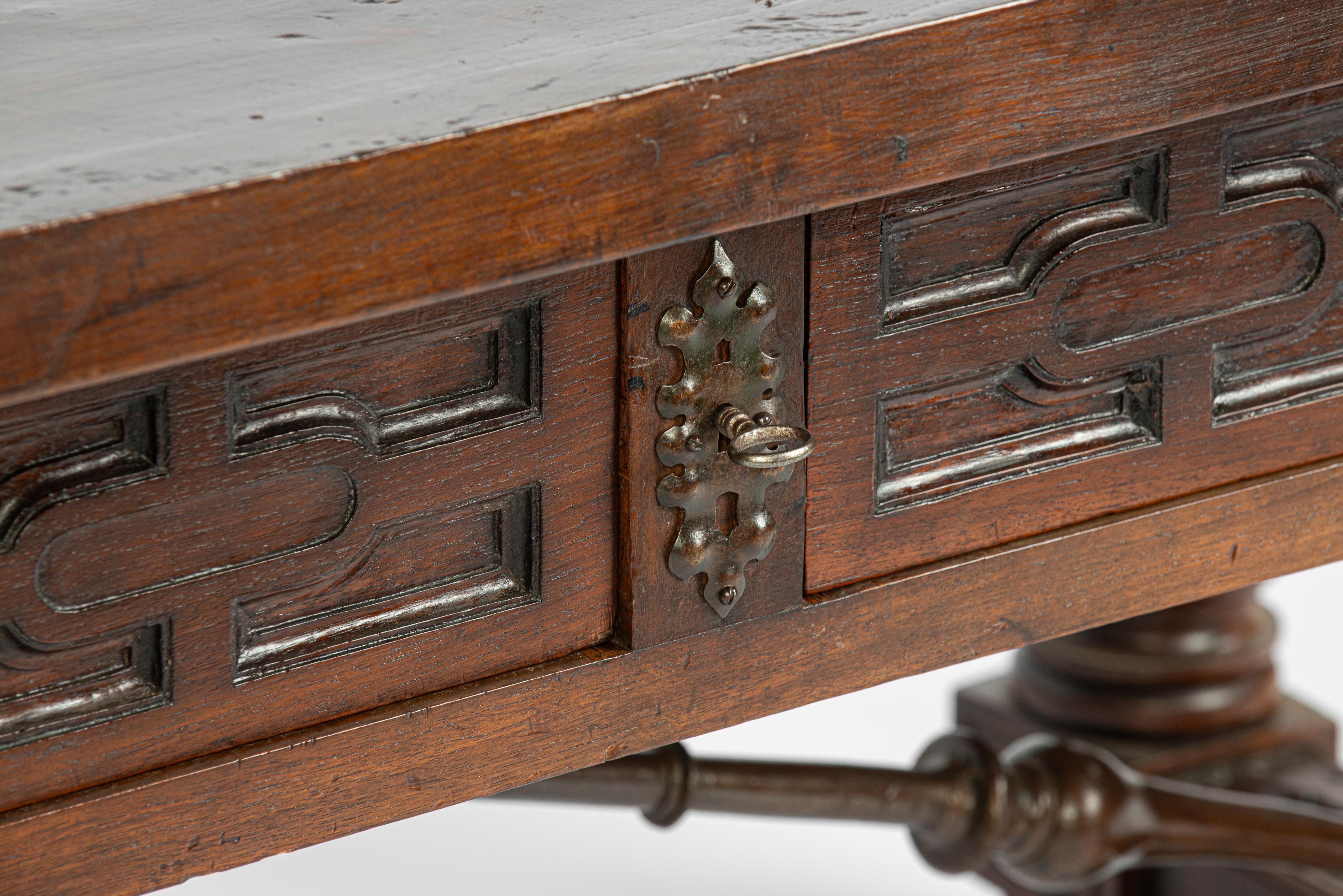 Ancienne table ou bureau baroque espagnol en châtaignier avec pieds tournés en vente 7