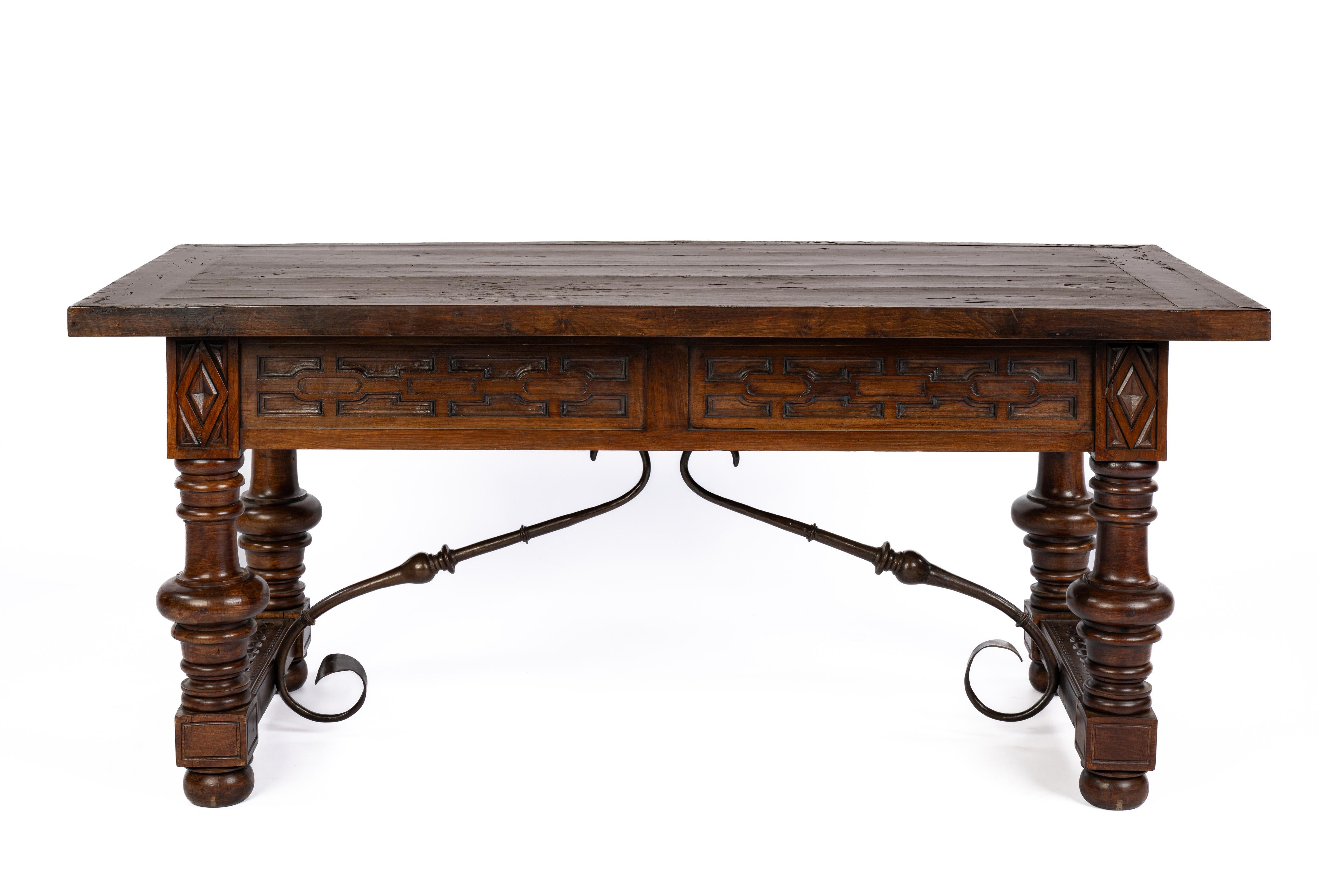 Spagnolo Antico tavolo o scrivania in castagno barocco spagnolo con gambe tornite in vendita