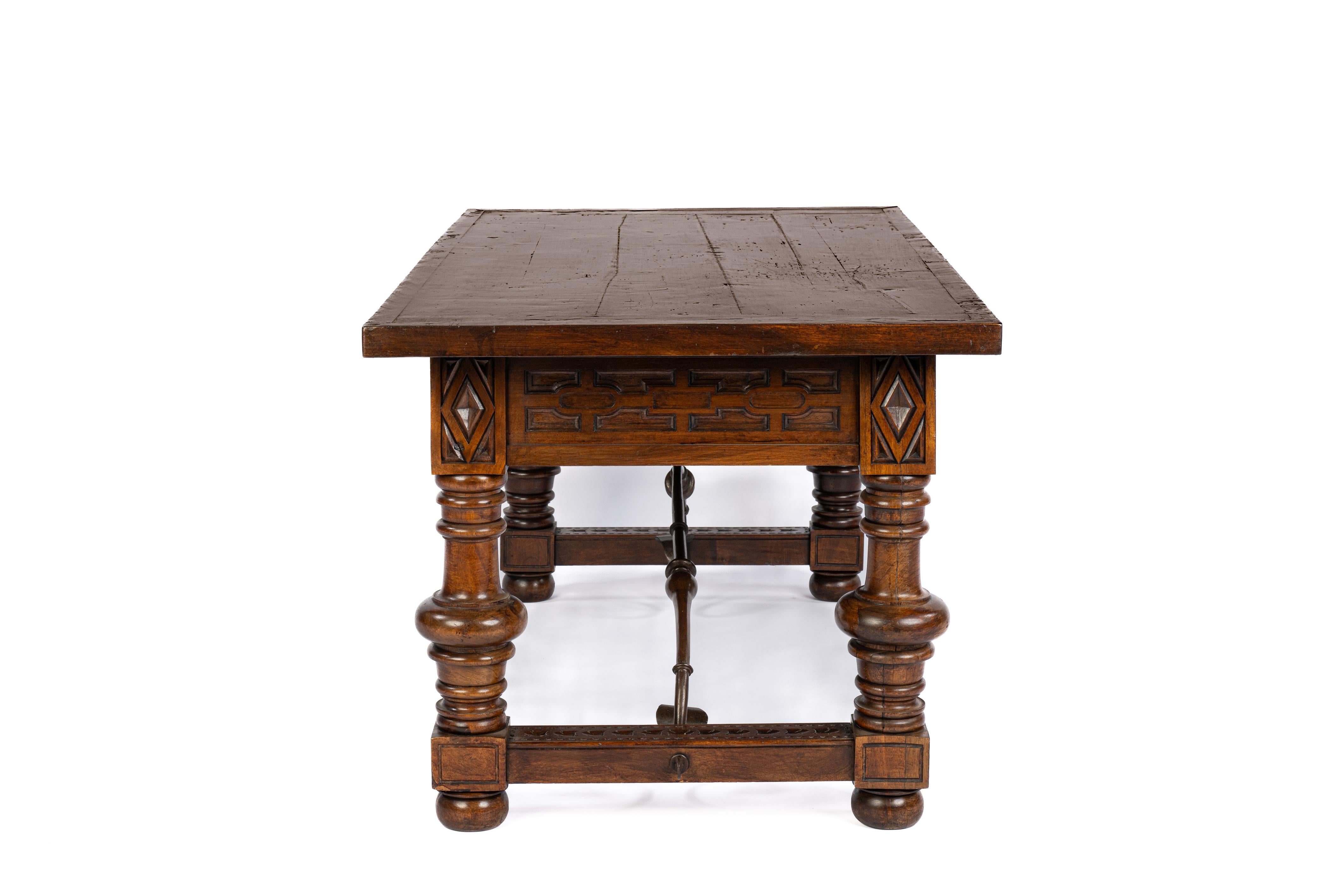 Forgé Ancienne table ou bureau baroque espagnol en châtaignier avec pieds tournés en vente