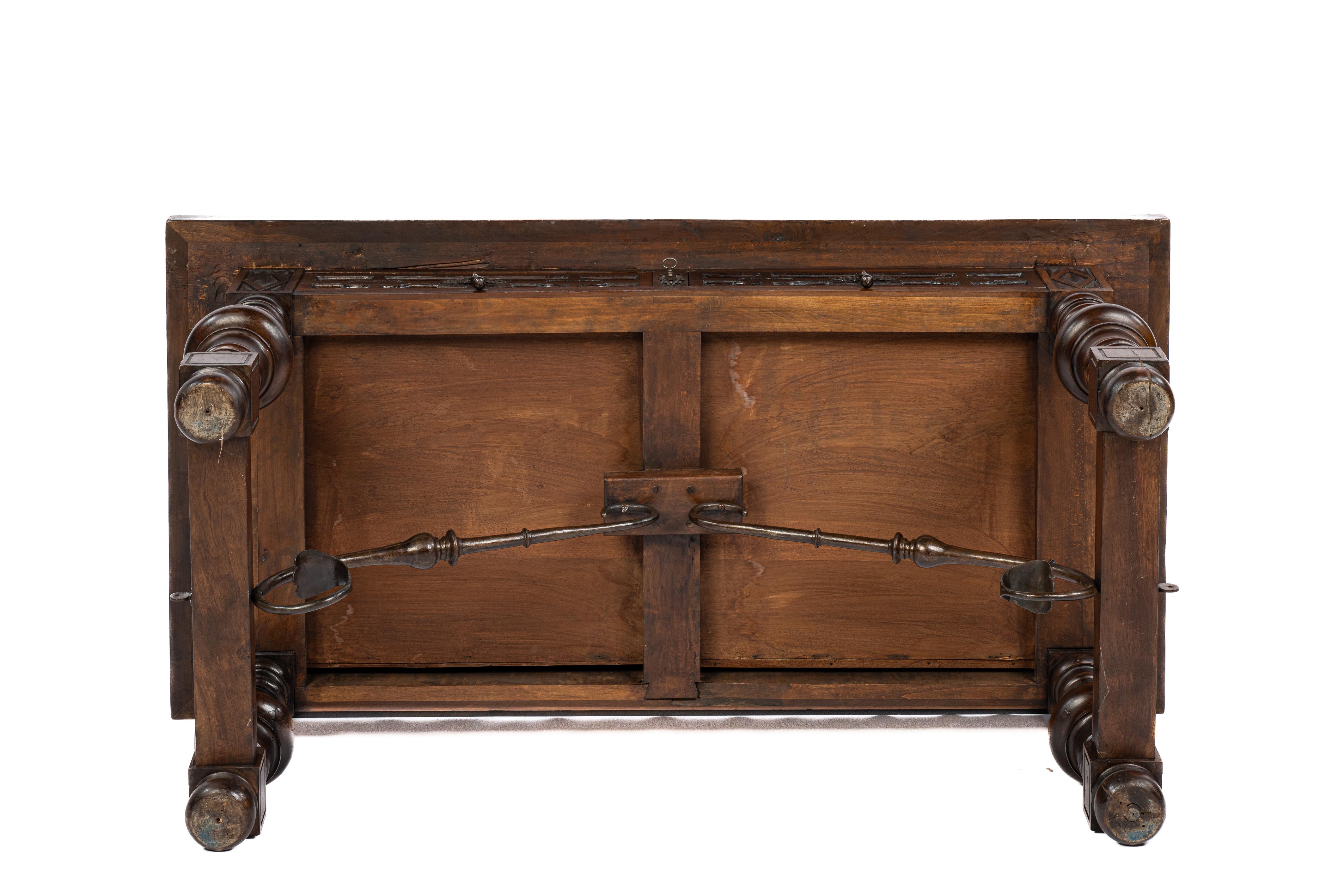 XIX secolo Antico tavolo o scrivania in castagno barocco spagnolo con gambe tornite in vendita