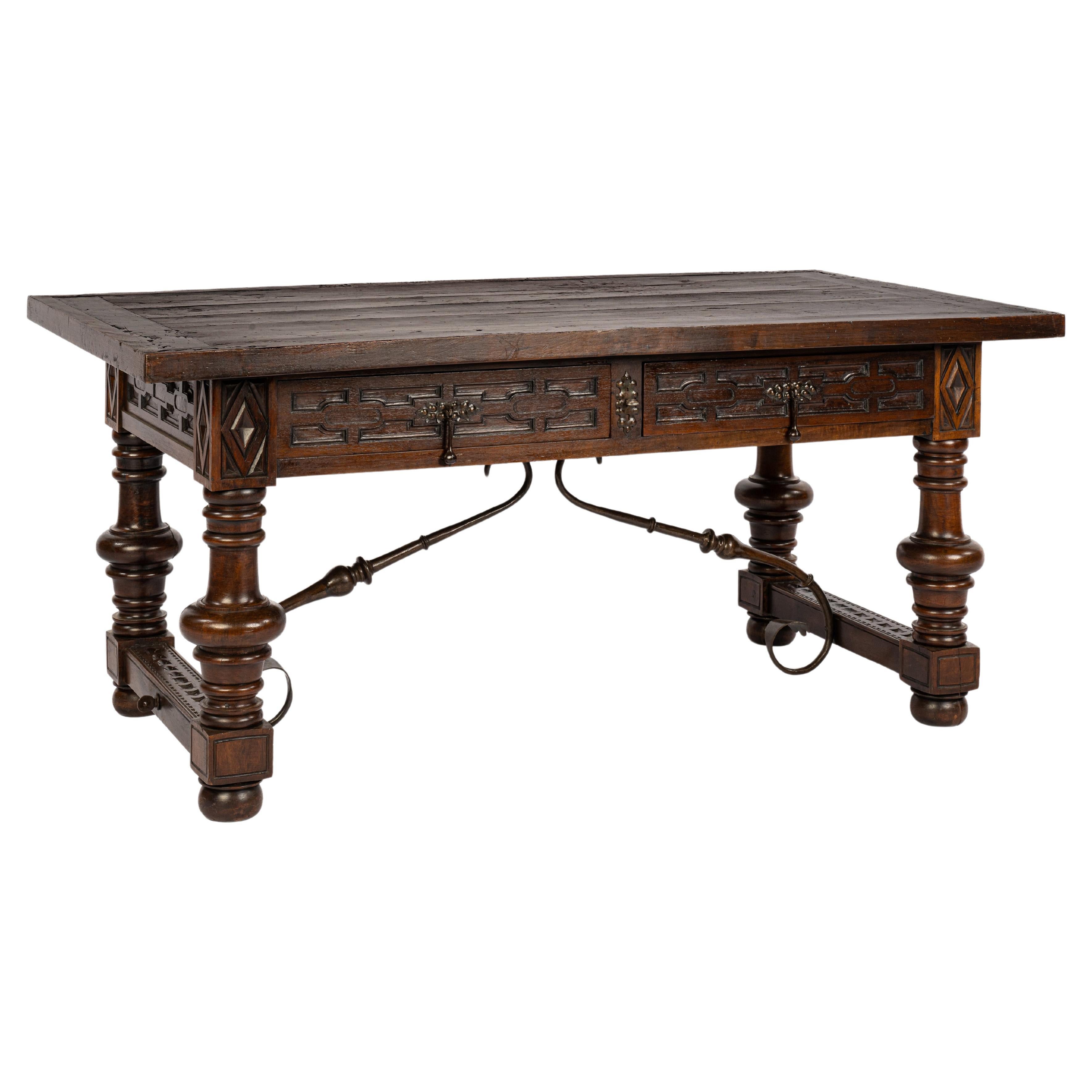 Ancienne table ou bureau baroque espagnol en châtaignier avec pieds tournés en vente