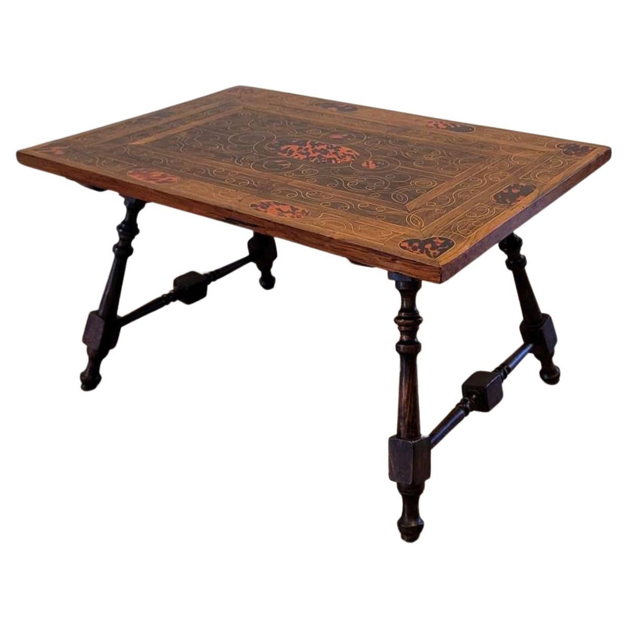 Ancienne table basse baroque espagnole à tréteaux en bois de rose