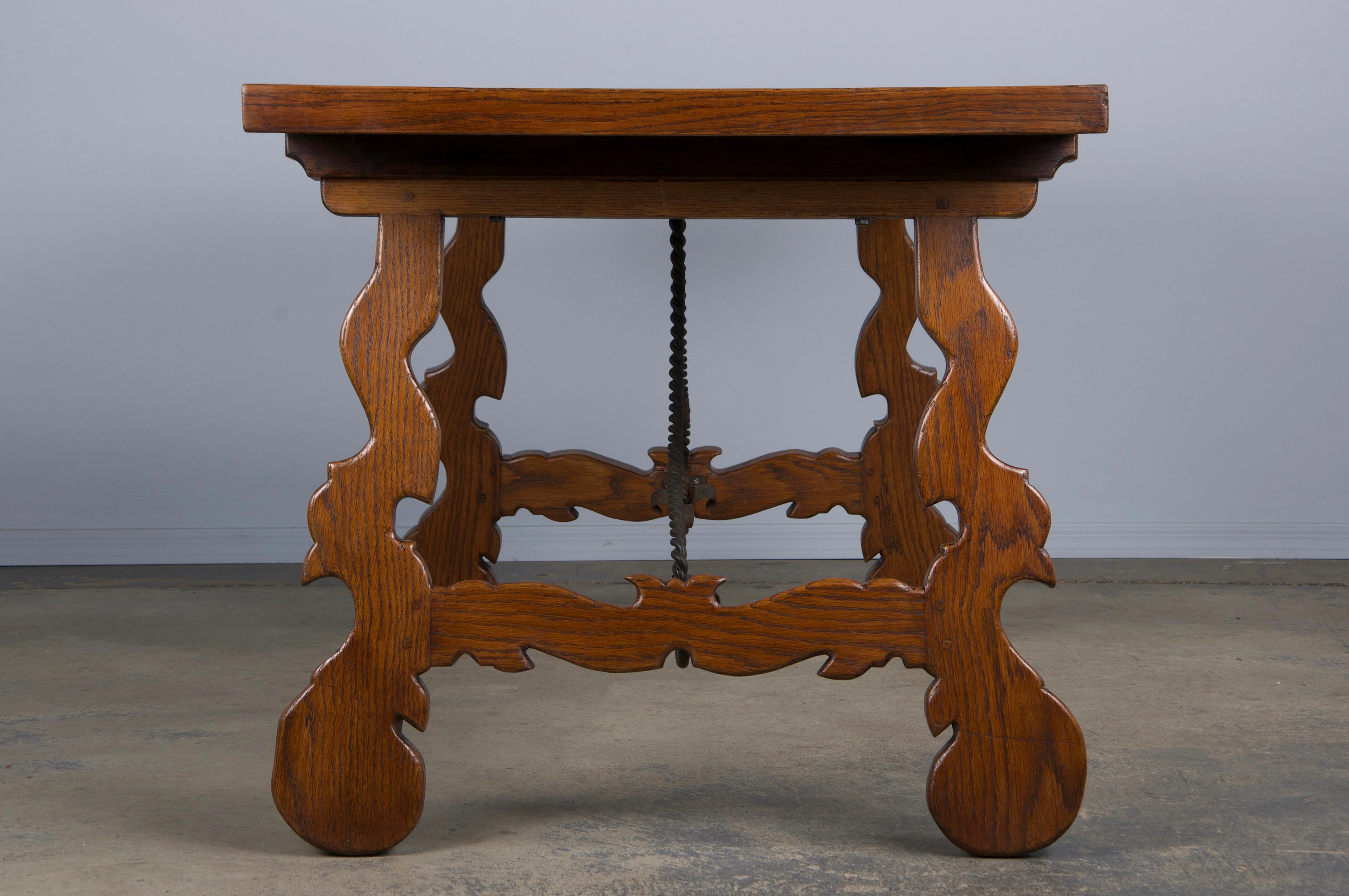 Mesa de Comedor de Roble Estilo Barroco Español Antiguo Con Camilla de Hierro Forjado en venta 6