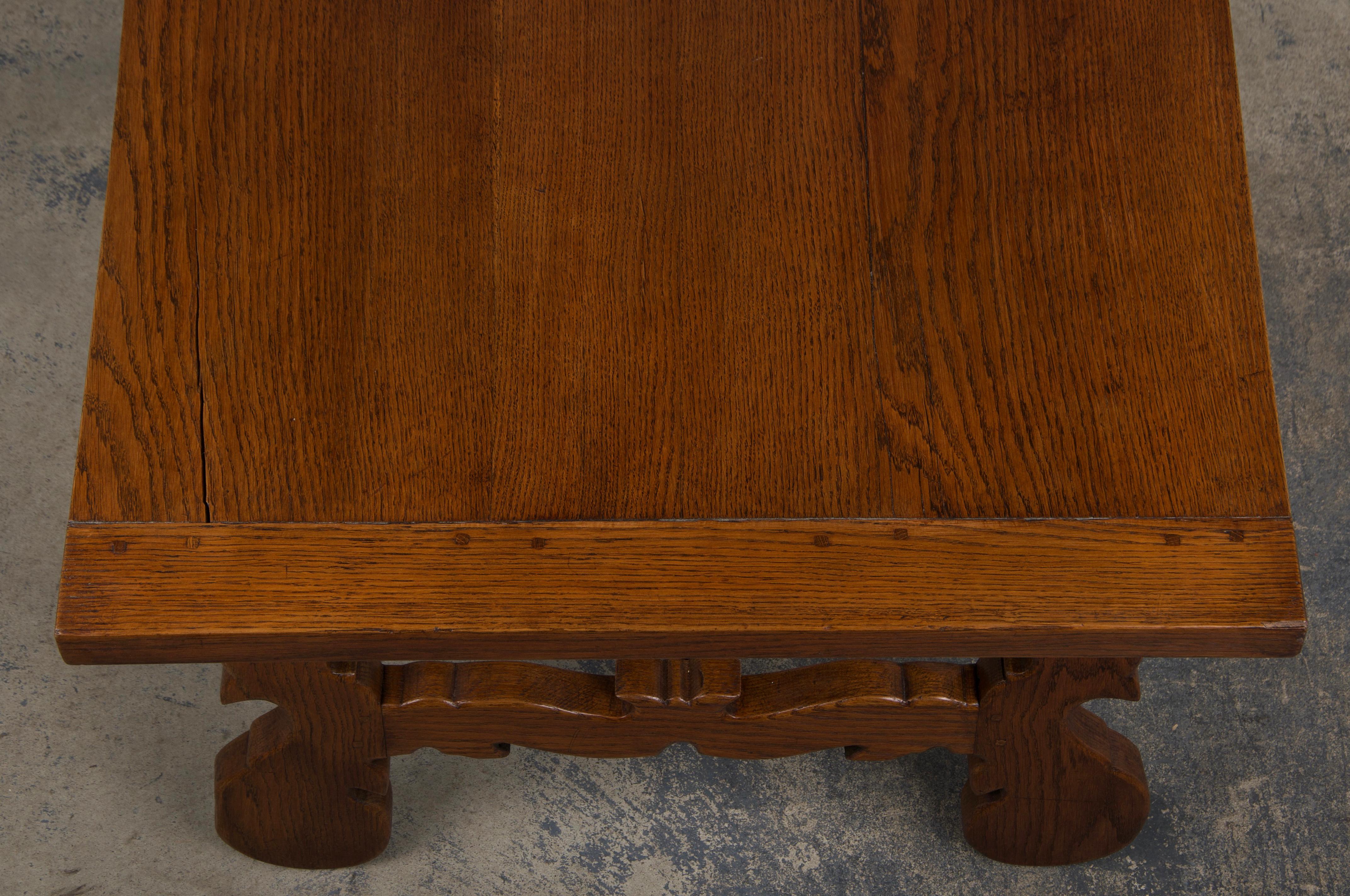 Mesa de Comedor de Roble Estilo Barroco Español Antiguo Con Camilla de Hierro Forjado en venta 7