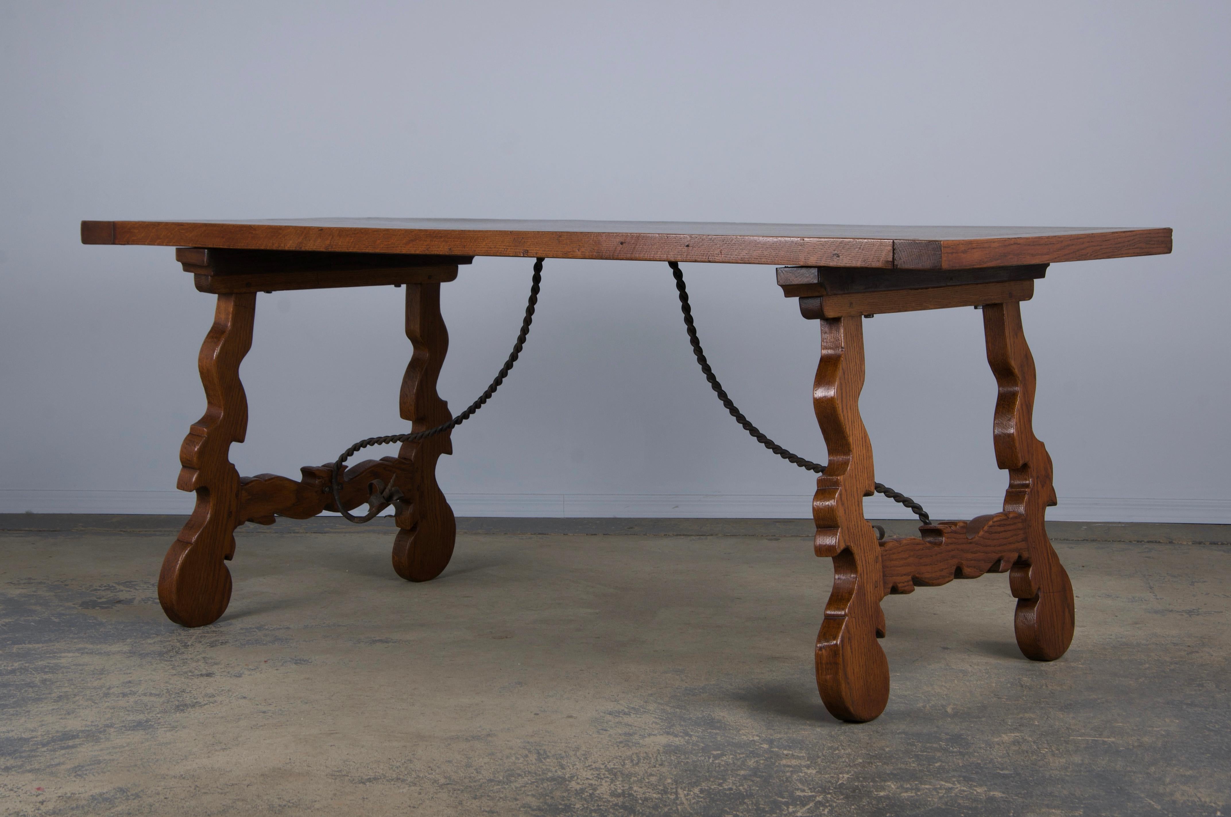 Mesa de Comedor de Roble Estilo Barroco Español Antiguo Con Camilla de Hierro Forjado en venta 9