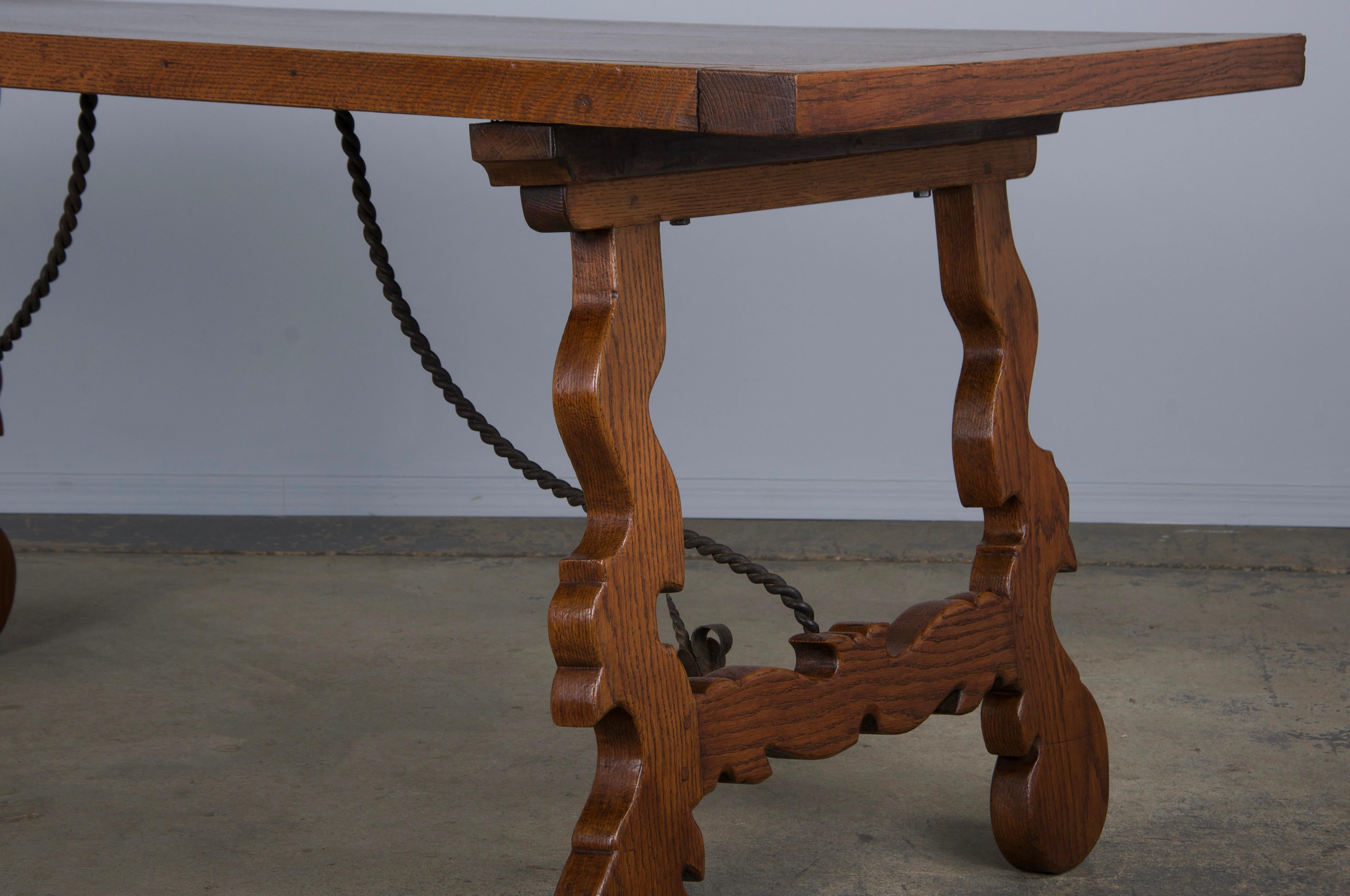 Mesa de Comedor de Roble Estilo Barroco Español Antiguo Con Camilla de Hierro Forjado en venta 10