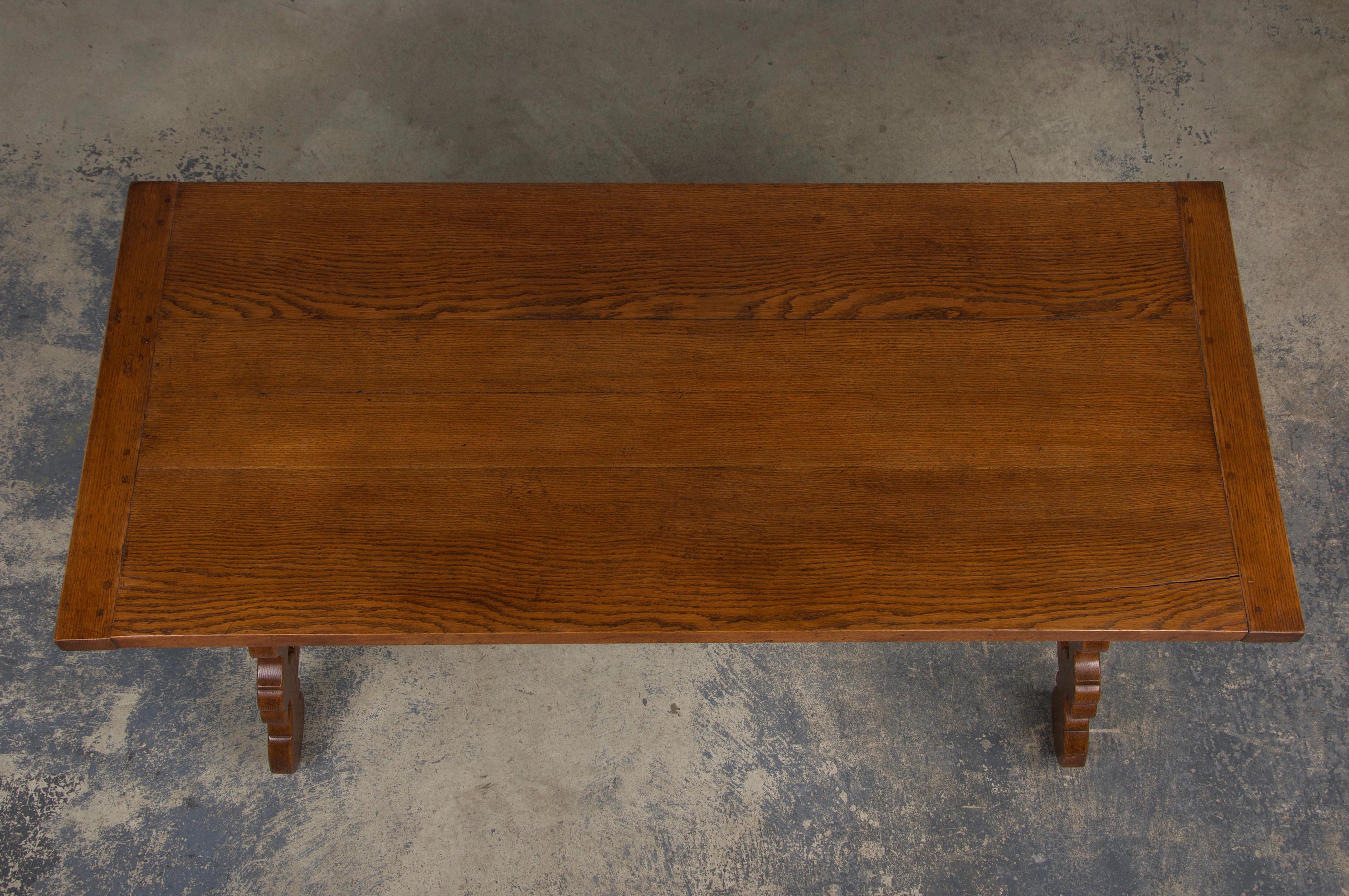 Mesa de Comedor de Roble Estilo Barroco Español Antiguo Con Camilla de Hierro Forjado Tallado a mano en venta