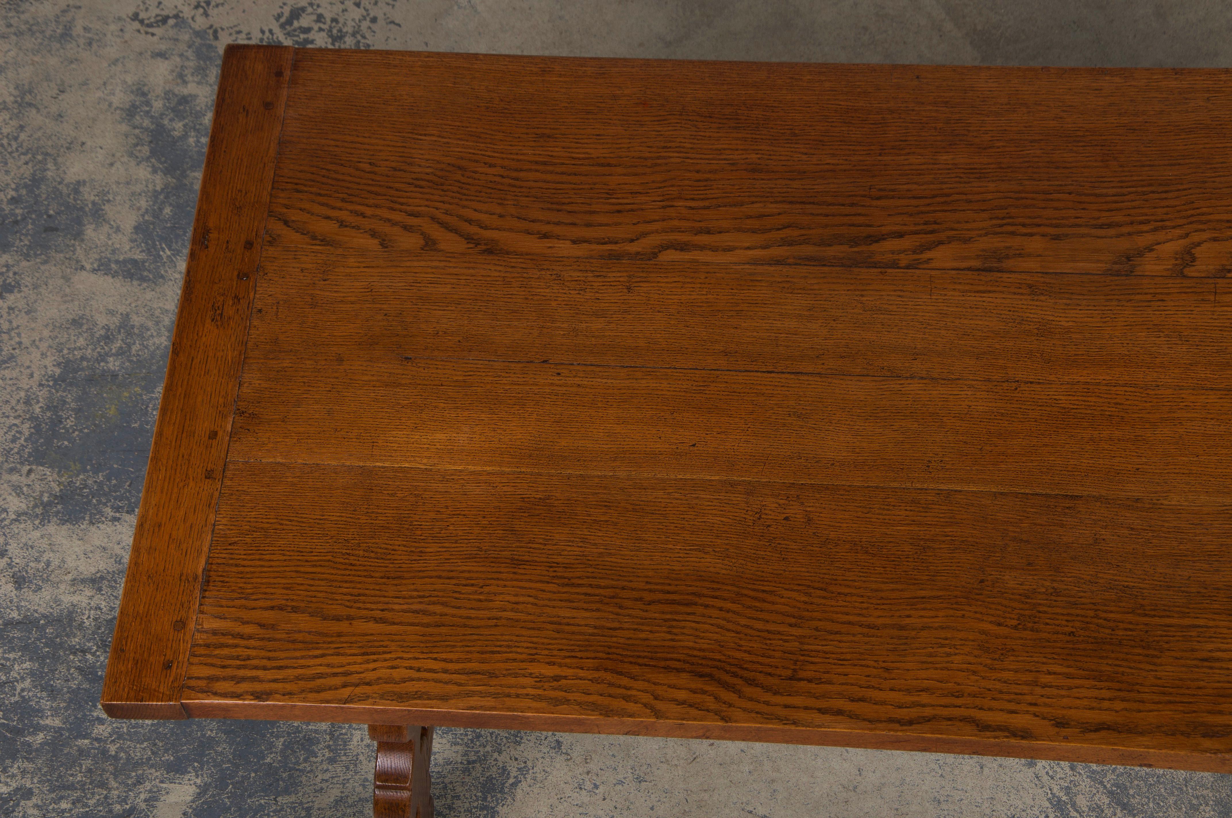 Mesa de Comedor de Roble Estilo Barroco Español Antiguo Con Camilla de Hierro Forjado en Bueno estado para la venta en Astoria, NY