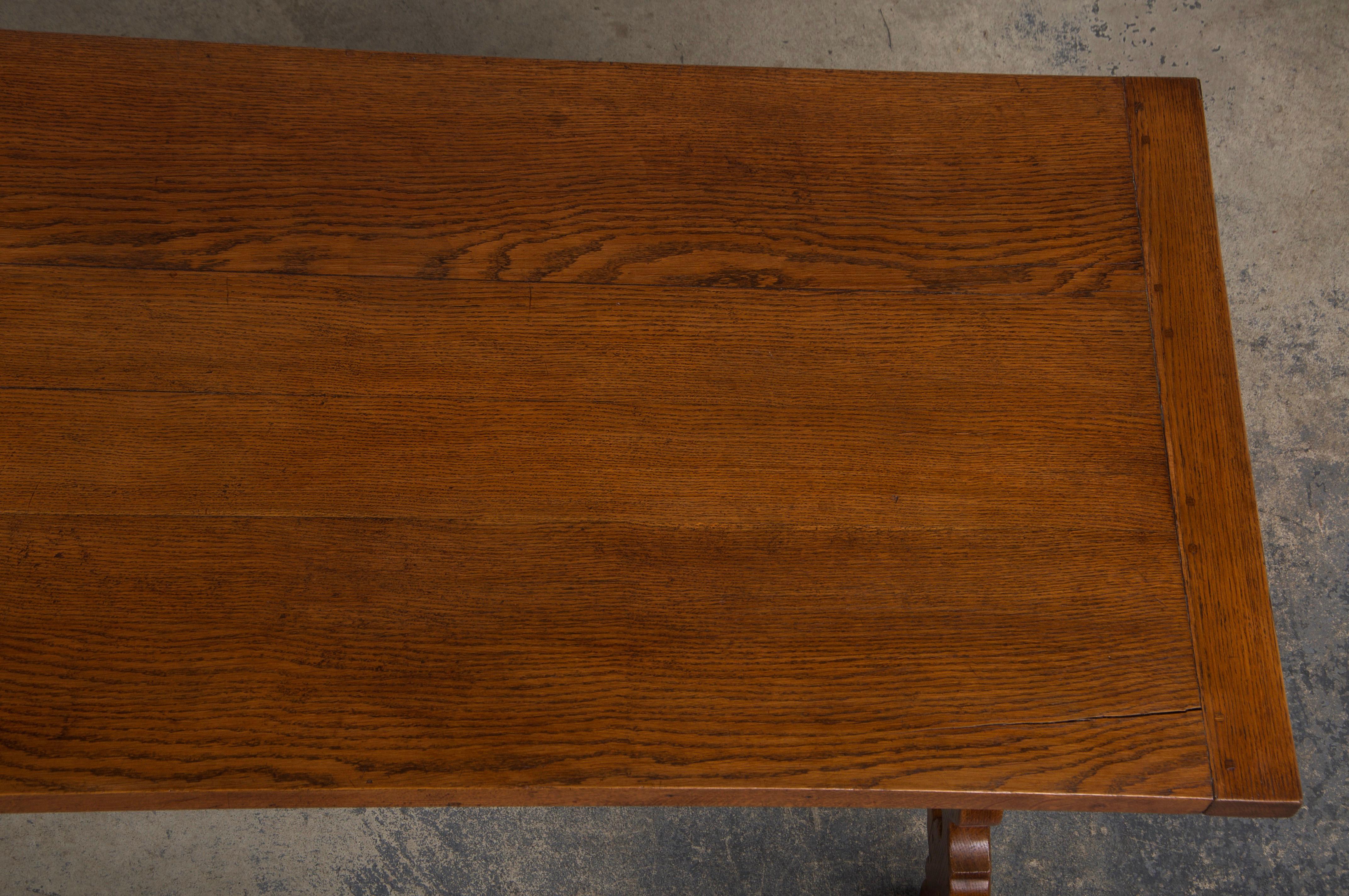 Mesa de Comedor de Roble Estilo Barroco Español Antiguo Con Camilla de Hierro Forjado siglo XIX en venta