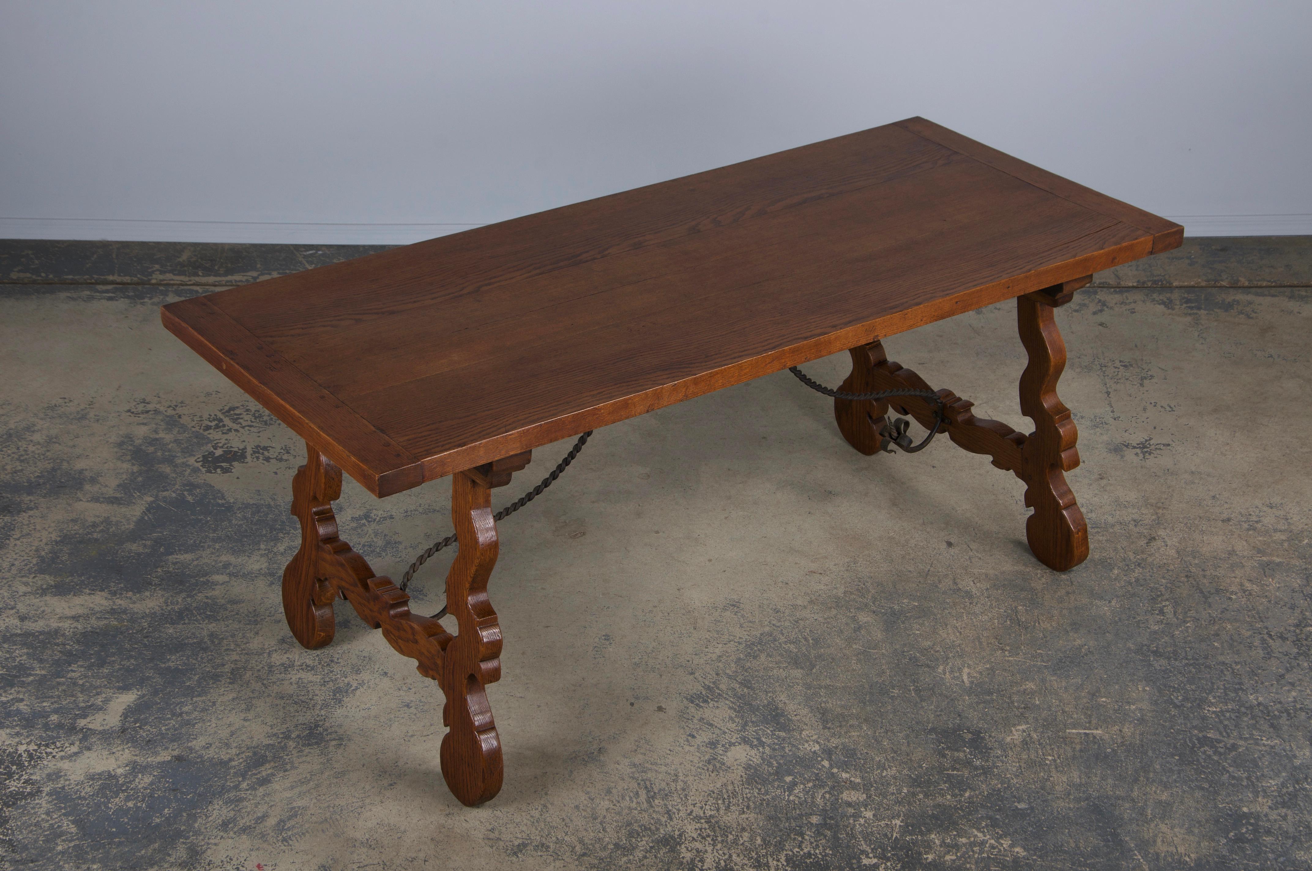 Mesa de Comedor de Roble Estilo Barroco Español Antiguo Con Camilla de Hierro Forjado en venta 1