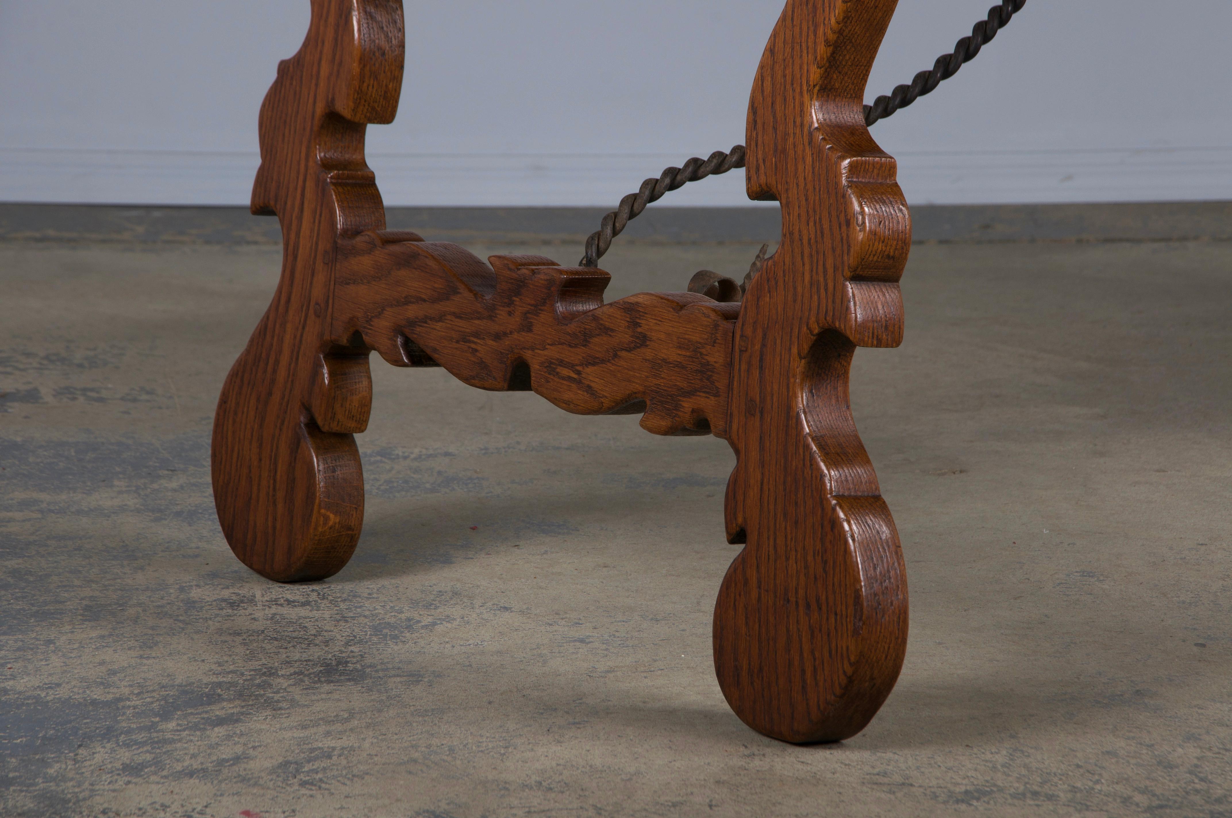 Mesa de Comedor de Roble Estilo Barroco Español Antiguo Con Camilla de Hierro Forjado en venta 3