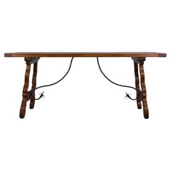 Ancienne table de salle à manger de style baroque espagnol en chêne avec traverse en fer forgé
