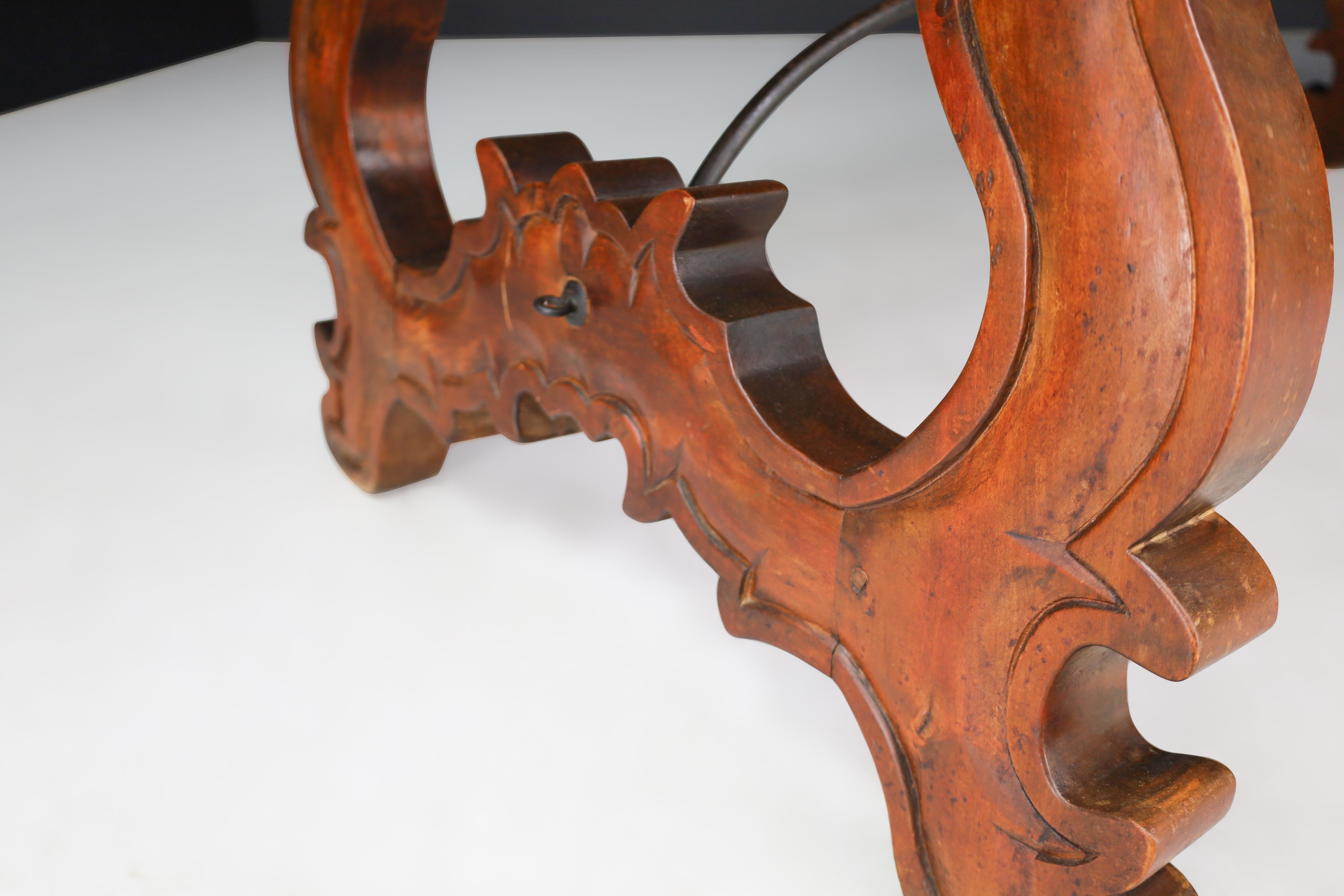 Ancienne table de réfectoire de style baroque espagnol avec pieds sculptés et traverse en fer en vente 3